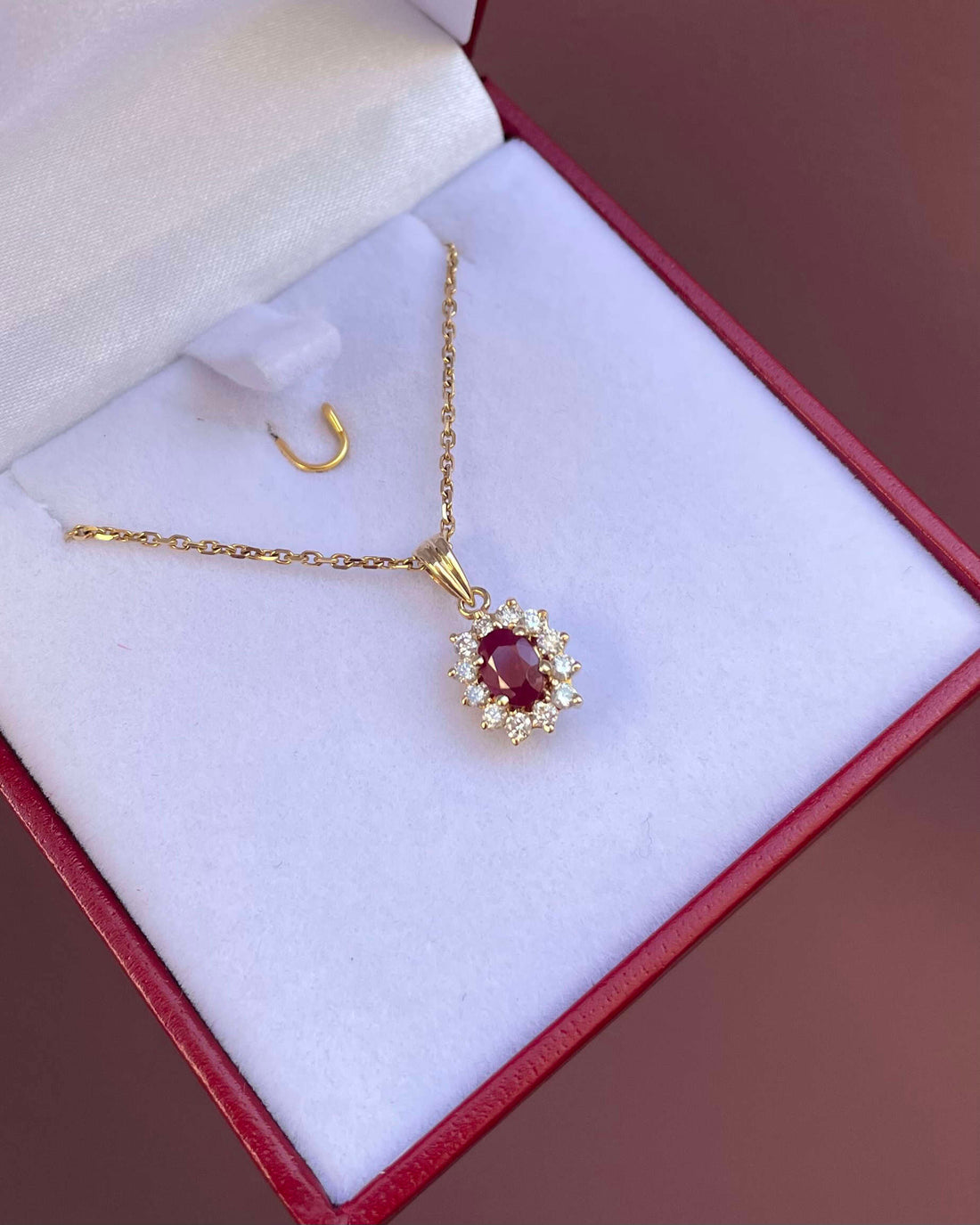 Pendentif Marguerite Rubis 0.80 Carat & 12 diamants "Kelsey"