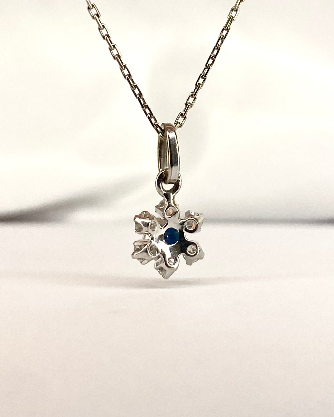 Pendentif Marguerite Saphir 0.30 carat &amp; Diamants "Salomé" - Elliade Paris