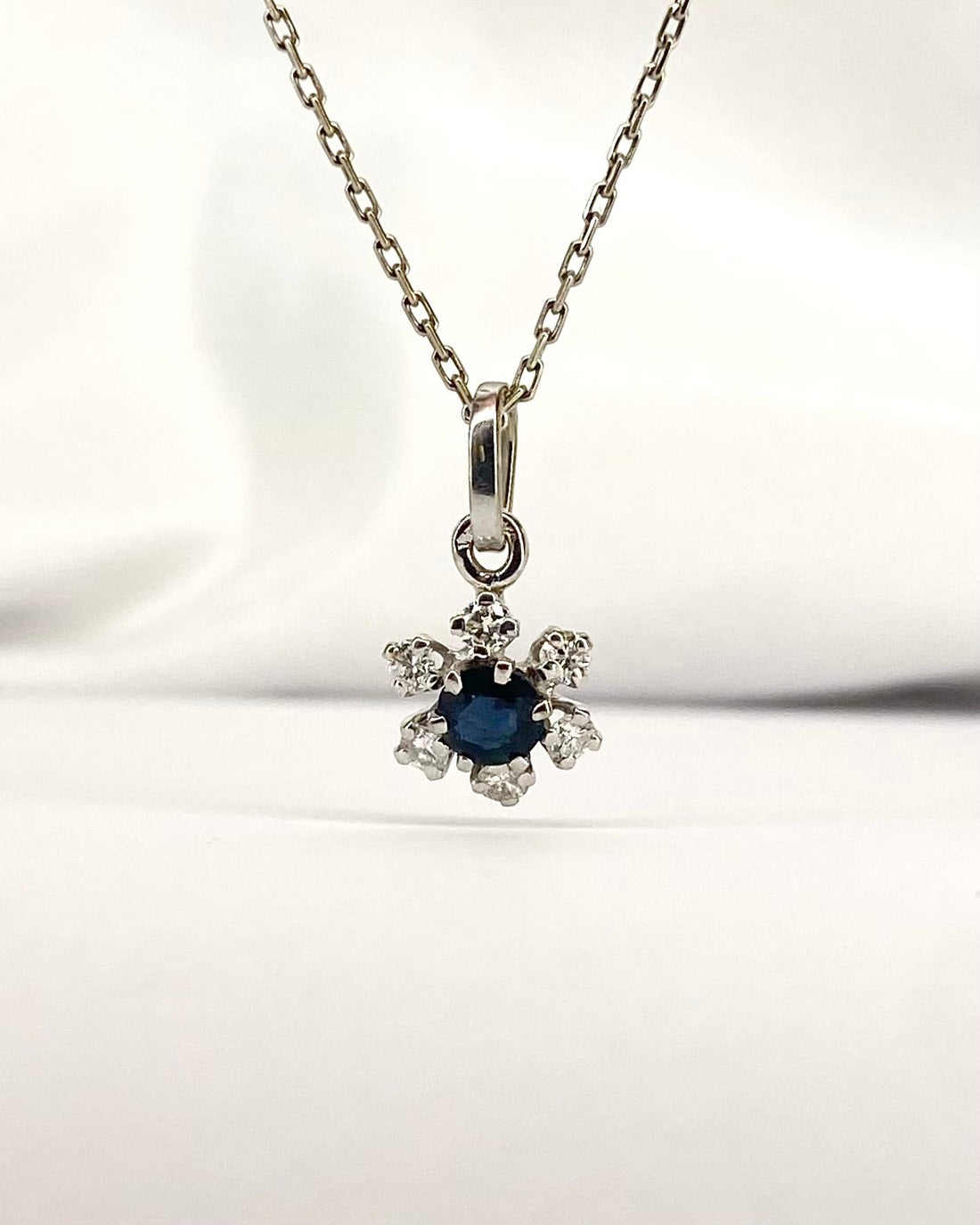 Pendentif Marguerite Saphir 0.30 carat &amp; Diamants "Salomé" - Elliade Paris