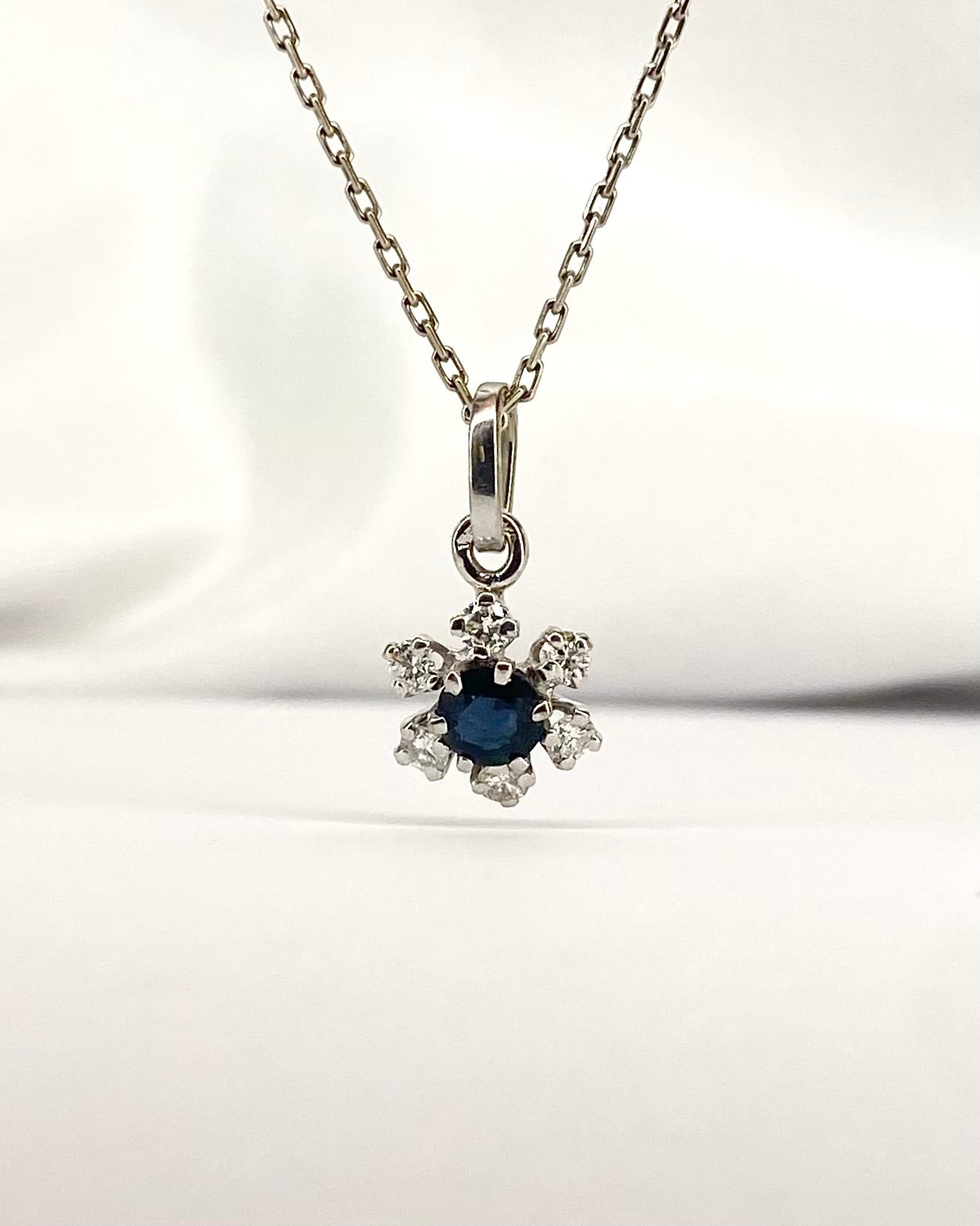 Pendentif Marguerite Saphir 0.30 carat &amp; Diamants "Salomé" - Elliade Paris
