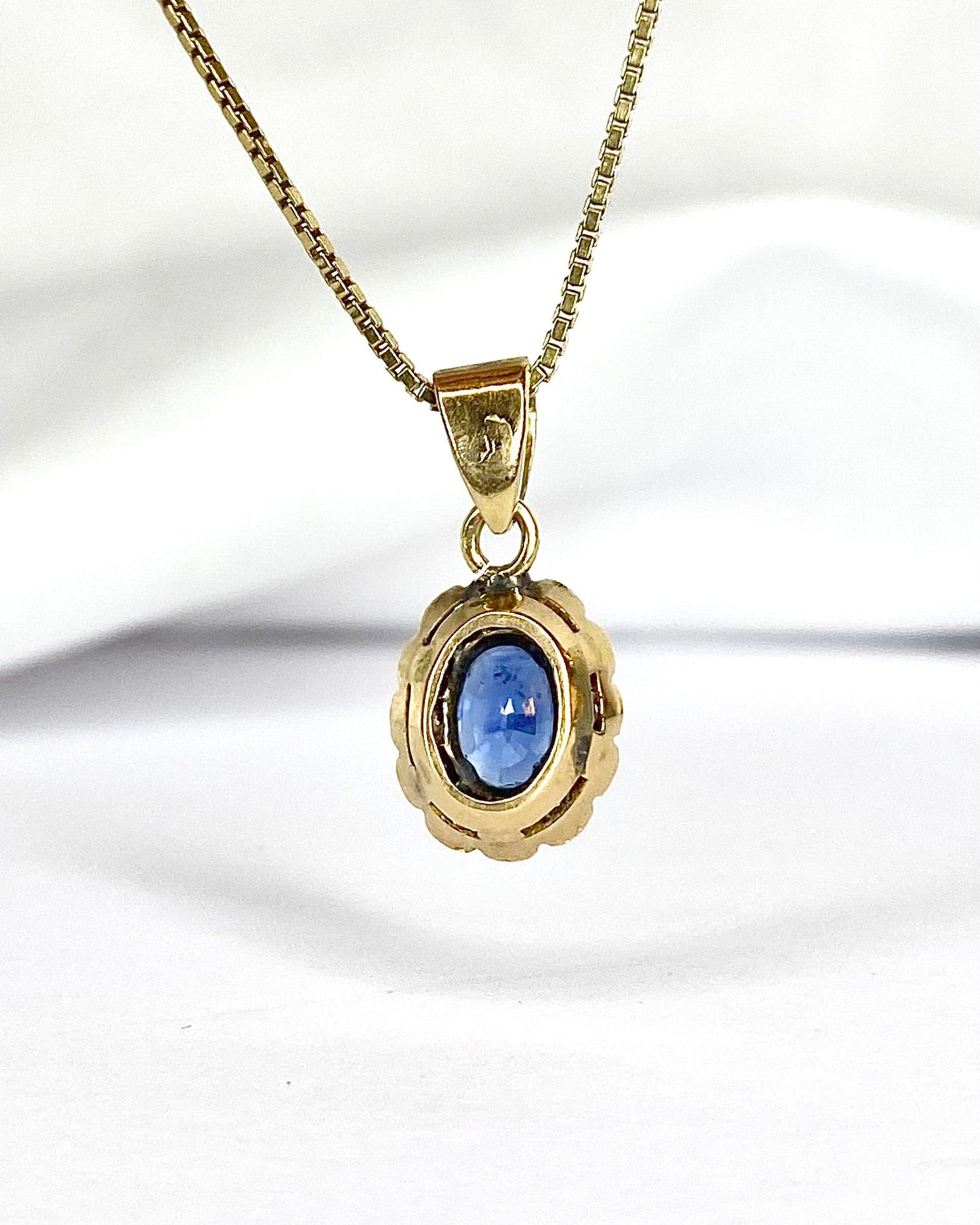Pendentif Marguerite Saphir 0.56 carat &amp; Diamants 0.24 carat "Taline" - Elliade Paris