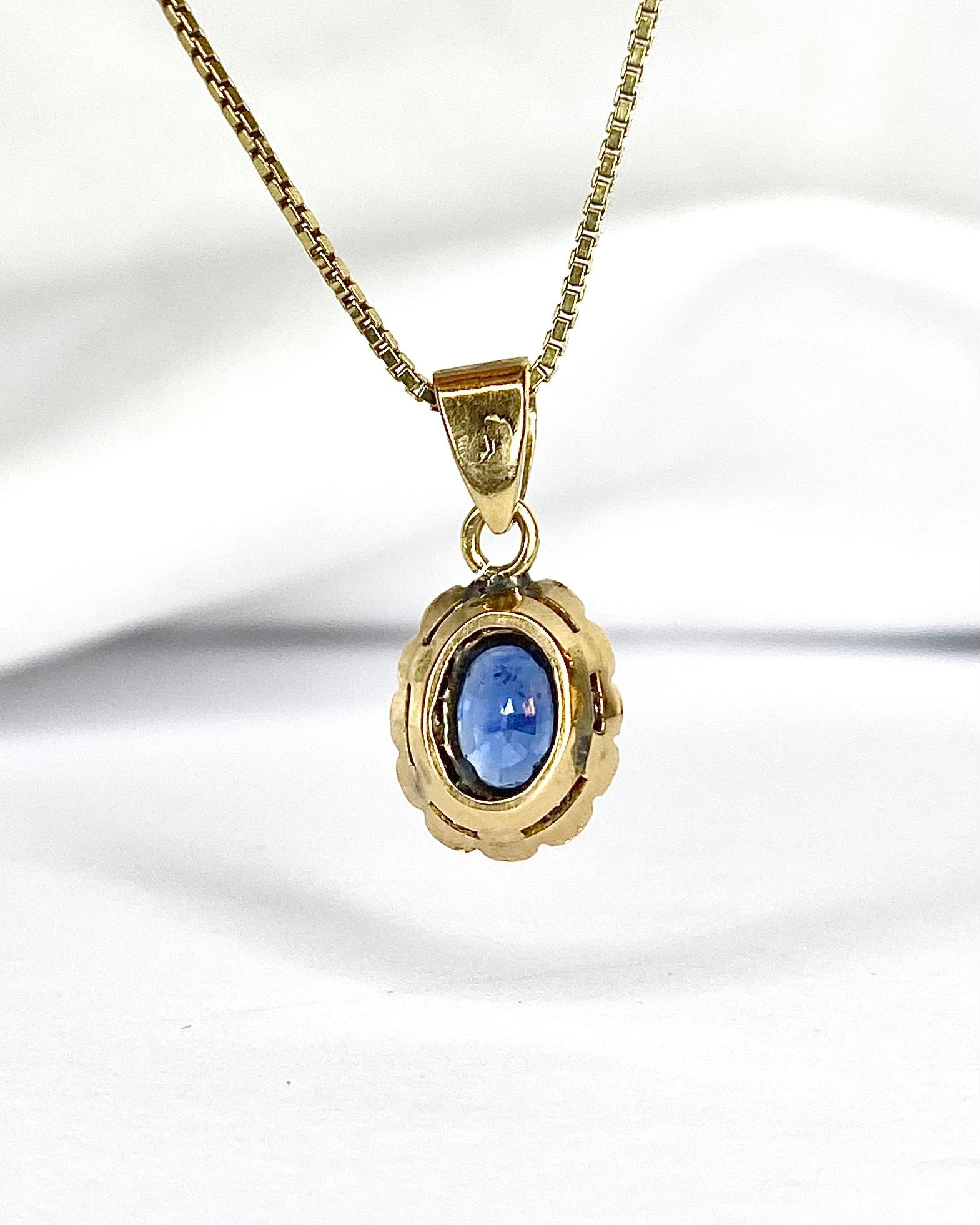 Pendentif Marguerite Saphir 0.56 carat &amp; Diamants 0.24 carat "Taline" - Elliade Paris