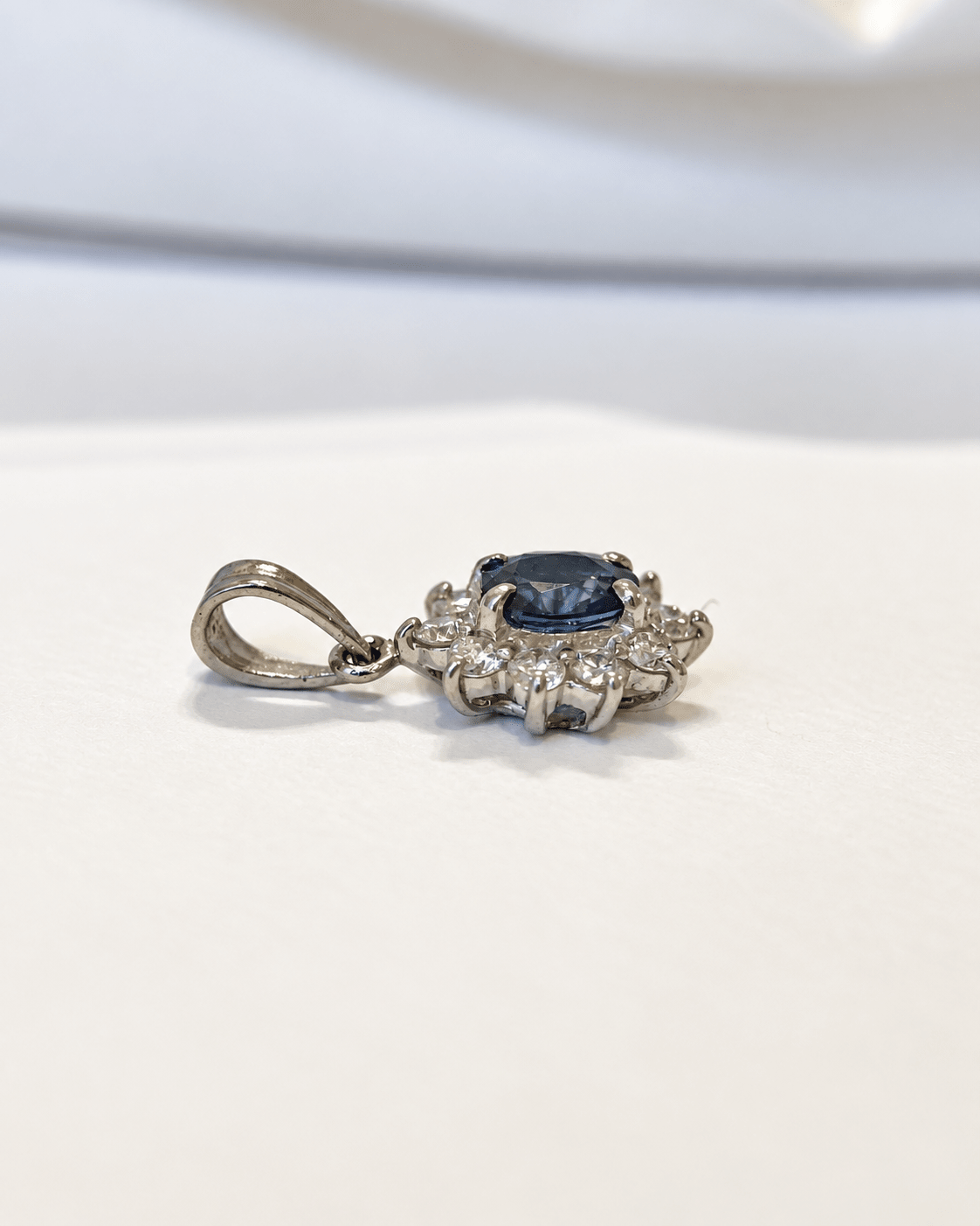 Pendentif Marguerite Saphir 0.60 carat &amp; Diamants 0.27 carat "Lucien" - Elliade Paris