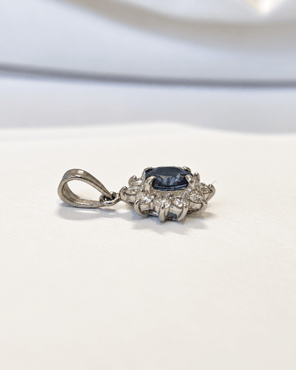 Pendentif Marguerite Saphir 0.60 carat &amp; Diamants 0.27 carat "Lucien" - Elliade Paris