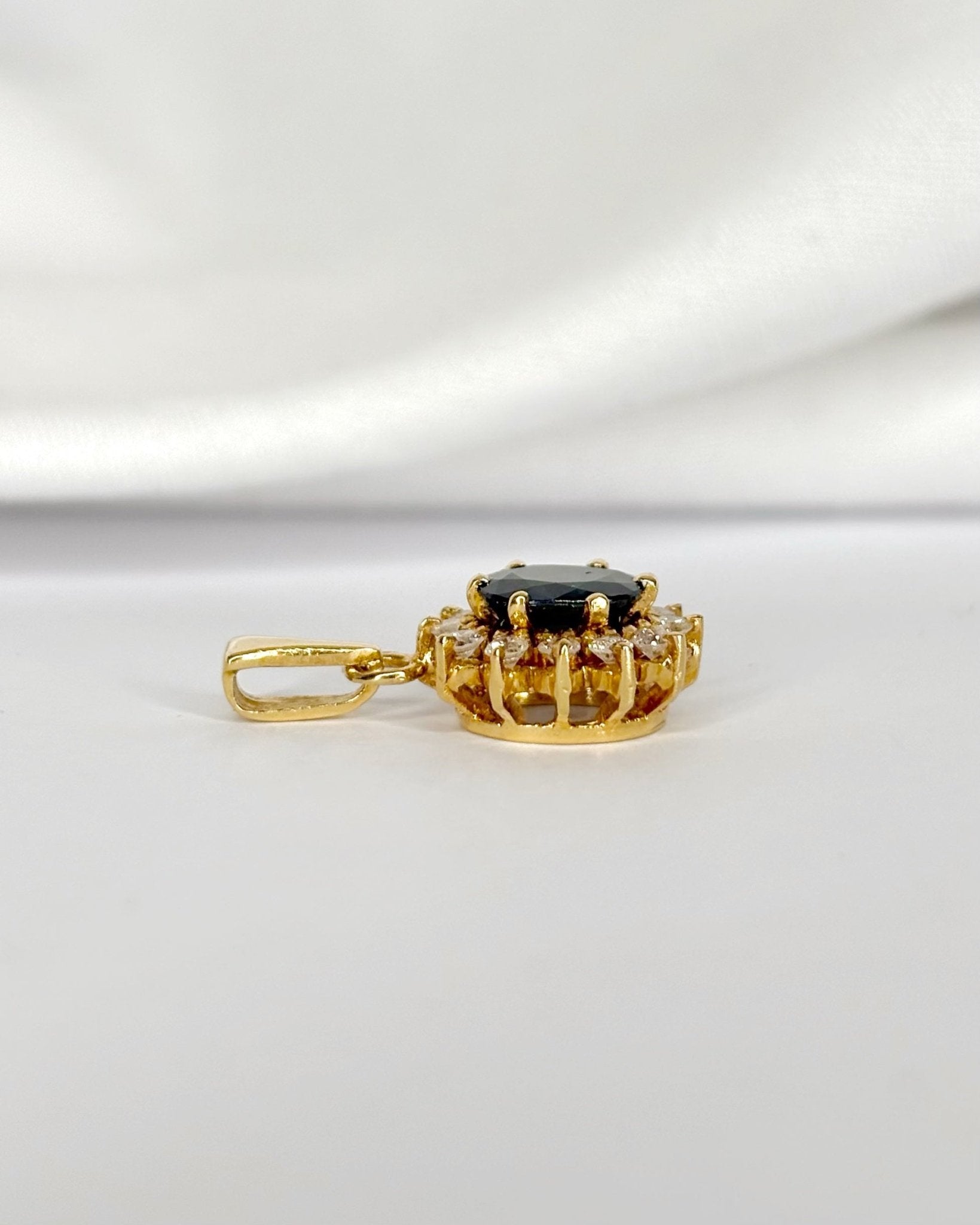 Pendentif Marguerite Saphir 0.70 carat &amp; Diamants "Danielle" - Elliade Paris