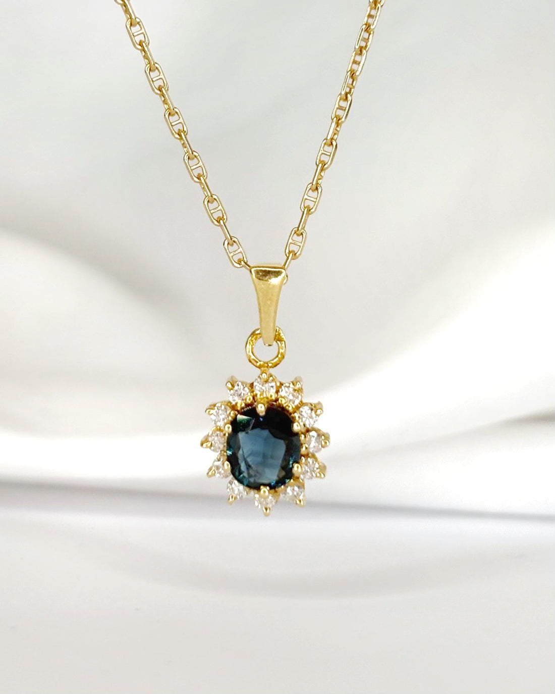 Pendentif Marguerite Saphir 0.70 carat &amp; Diamants "Danielle" - Elliade Paris