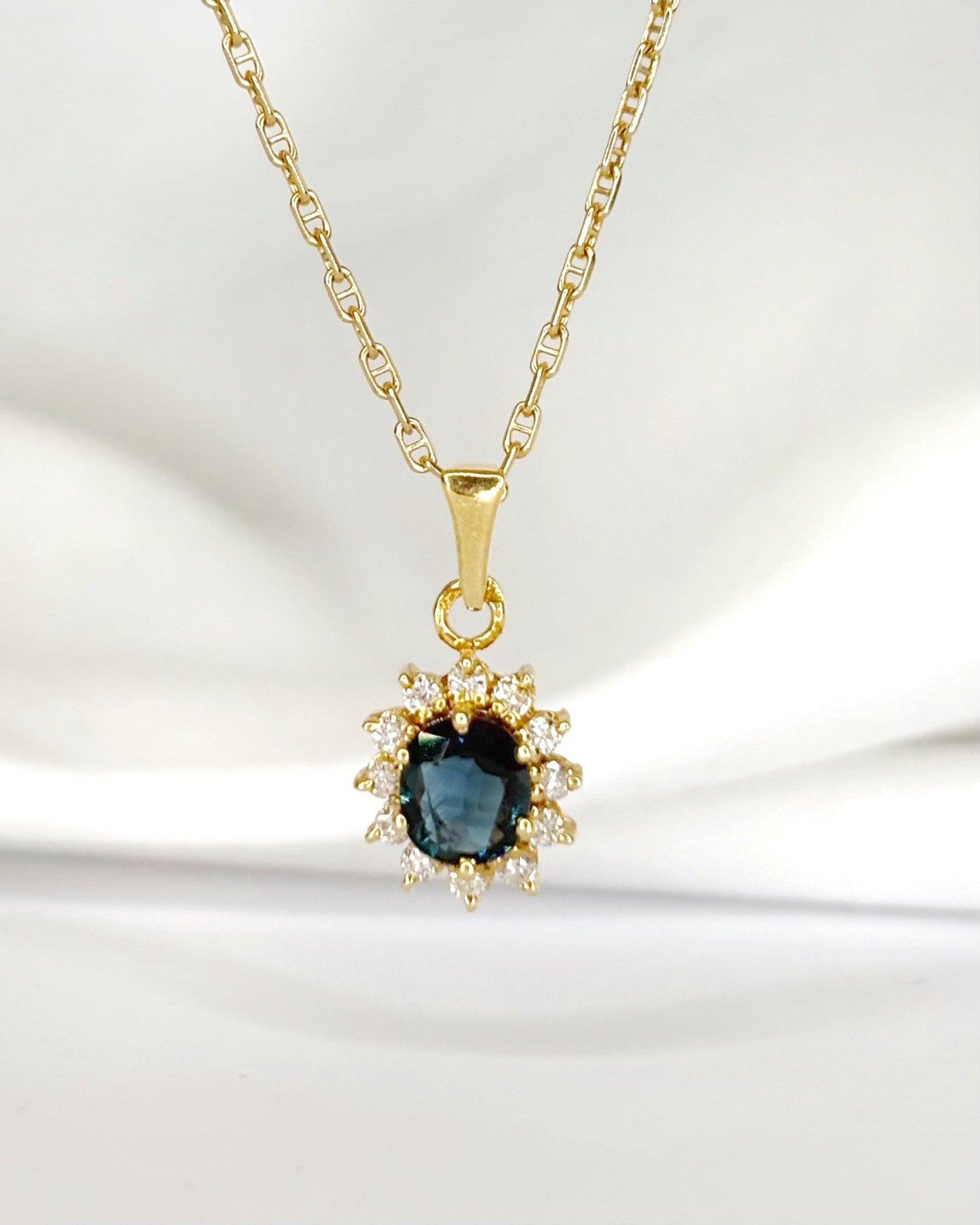 Pendentif Marguerite Saphir 0.70 carat &amp; Diamants "Danielle" - Elliade Paris