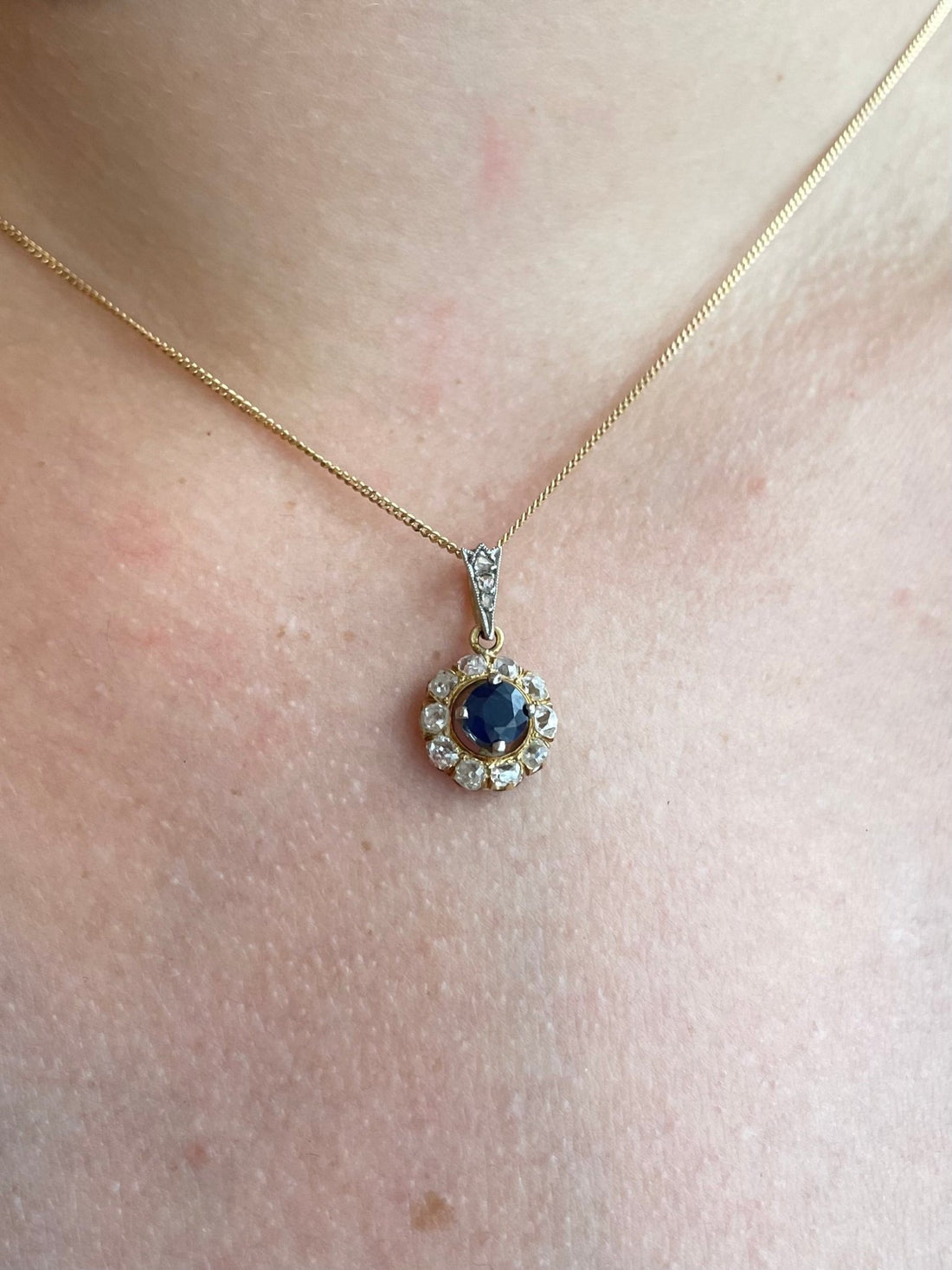 Pendentif Marguerite Saphir 0.80 carat &amp; Diamants &quot;Adriana&quot; - Elliade Paris