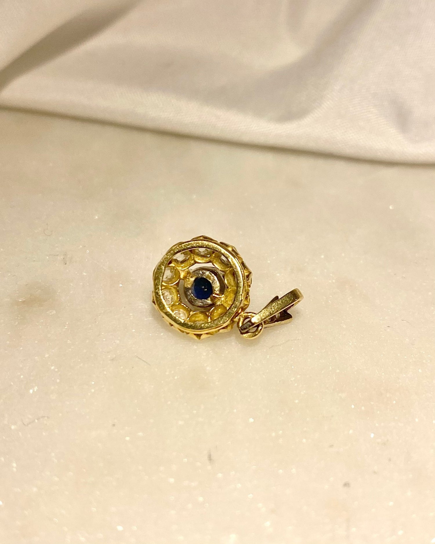 Pendentif Marguerite Saphir 0.80 carat &amp; Diamants &quot;Adriana&quot; - Elliade Paris