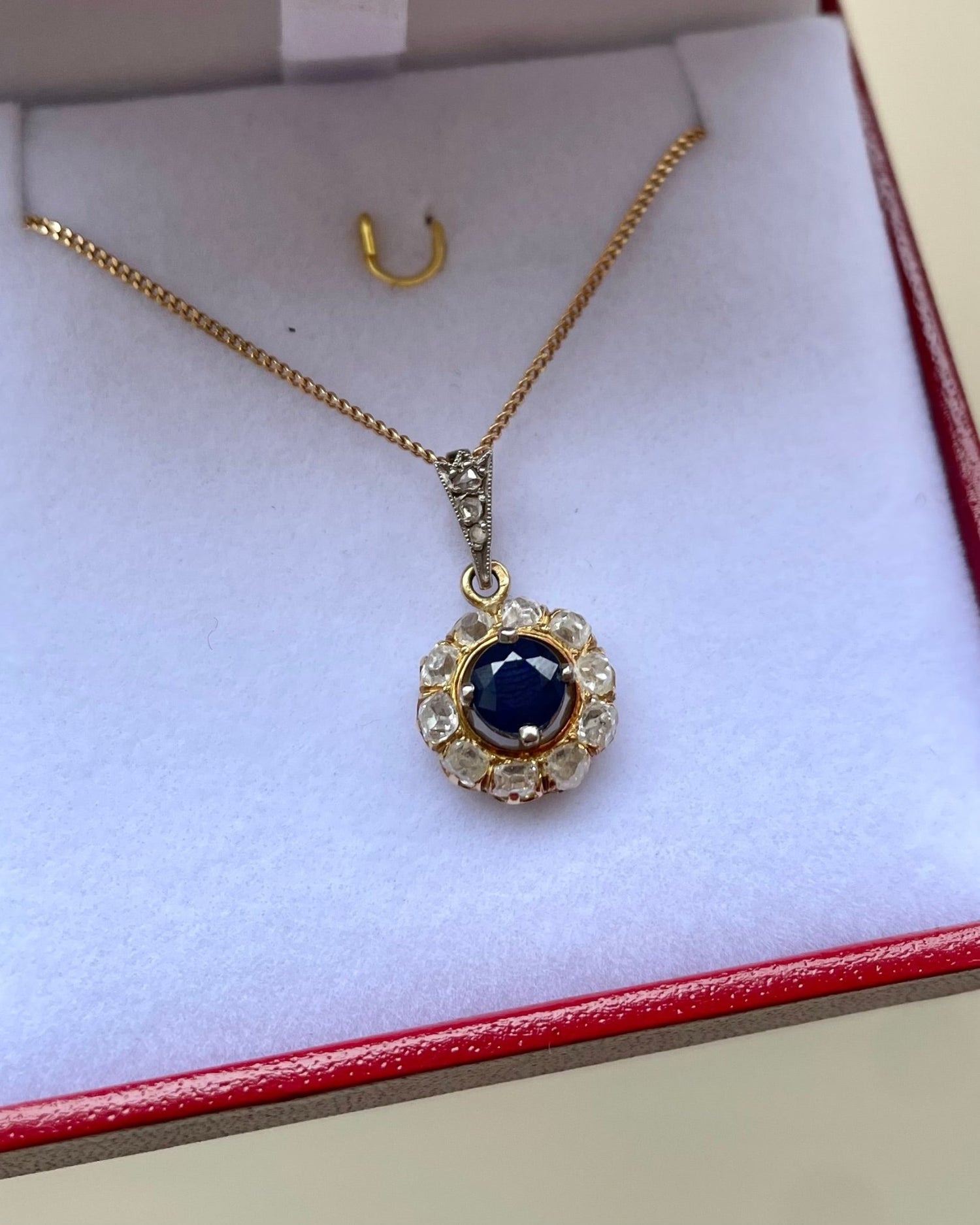 Pendentif Marguerite Saphir 0.80 carat &amp; Diamants &quot;Adriana&quot; - Elliade Paris