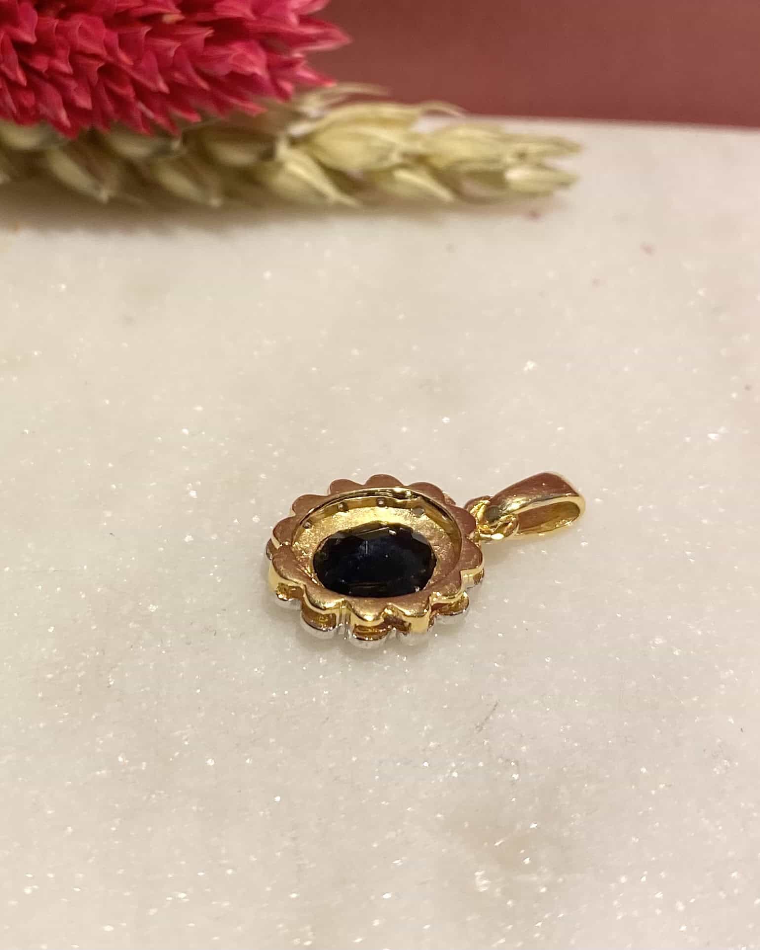 Pendentif Marguerite Saphir 1.25 carat &amp; Diamants "Sheline" - Elliade Paris