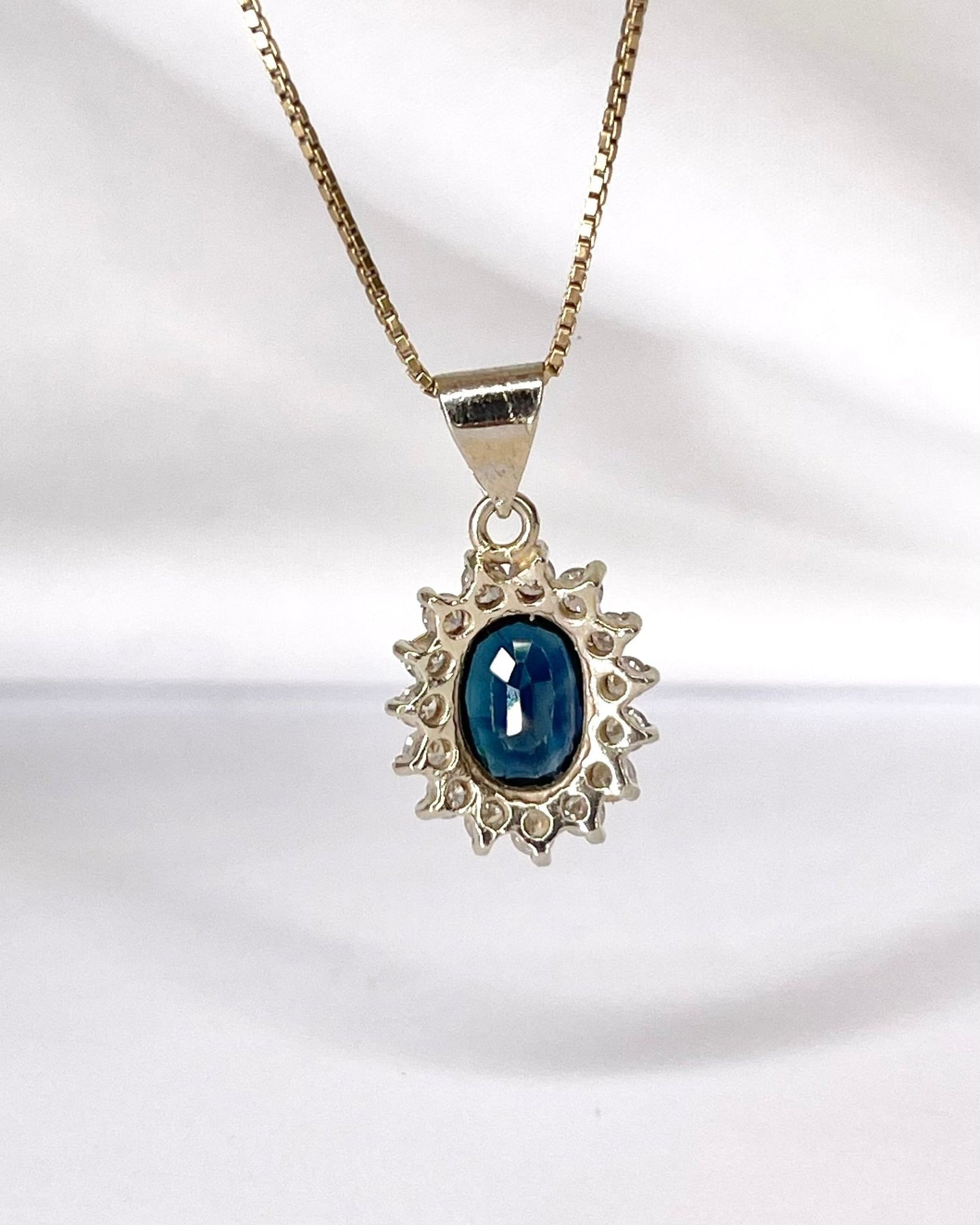 Pendentif Marguerite Saphir 1.65 carat &amp; Diamants 0.35 carat "Aby" - Elliade Paris