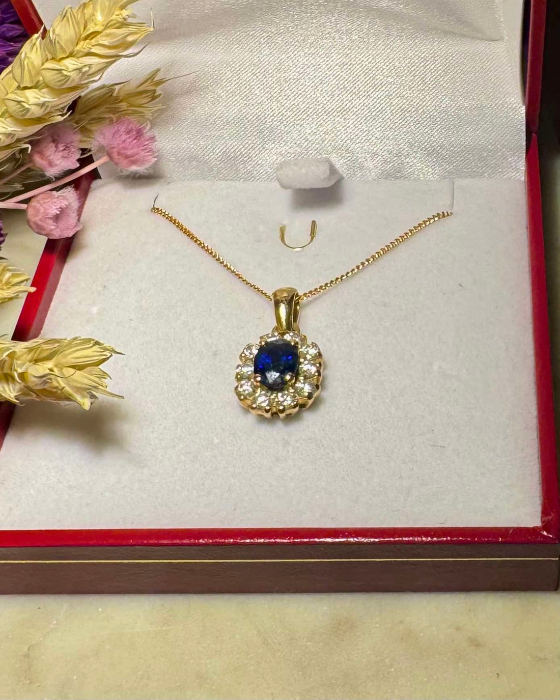 Colgante de margarita de zafiro y diamantes &quot;Jenna&quot;