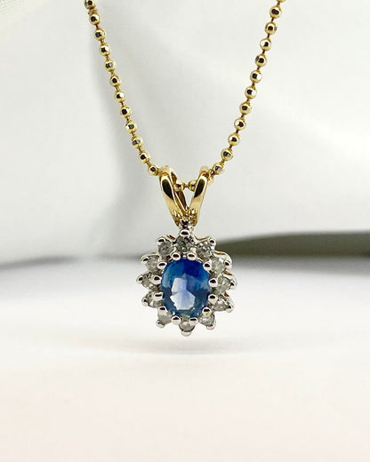 Pendentif Marguerite Saphir Bleu Pastel 0.45 carat &amp; Diamants "Shania" - Elliade Paris
