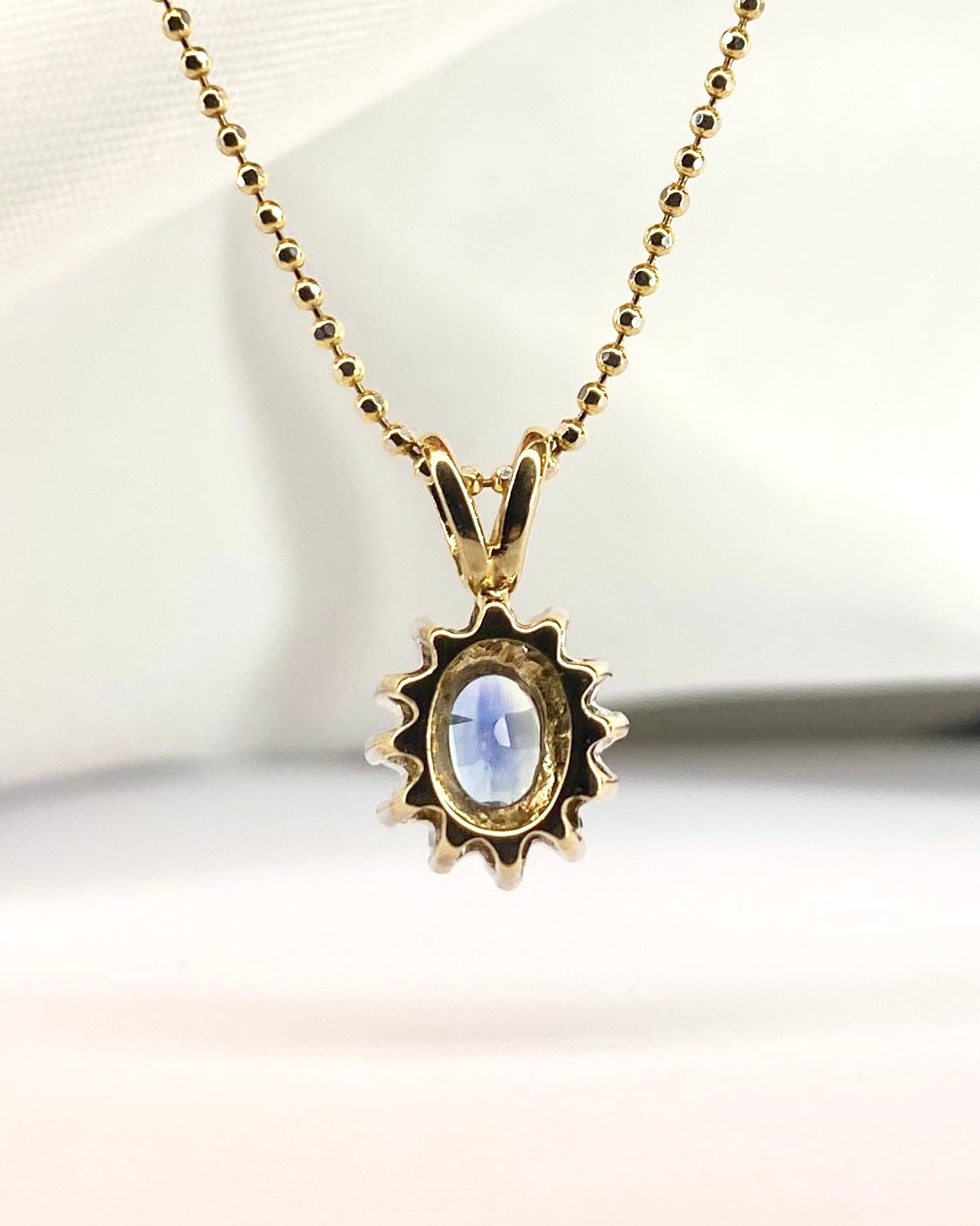 Pendentif Marguerite Saphir Bleu Pastel 0.45 carat &amp; Diamants "Shania" - Elliade Paris