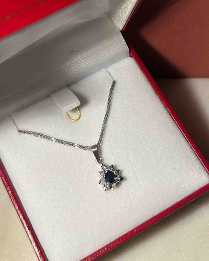 Pendentif Marguerite Saphir &amp; Diamants &quot;Charly&quot; - Elliade Paris