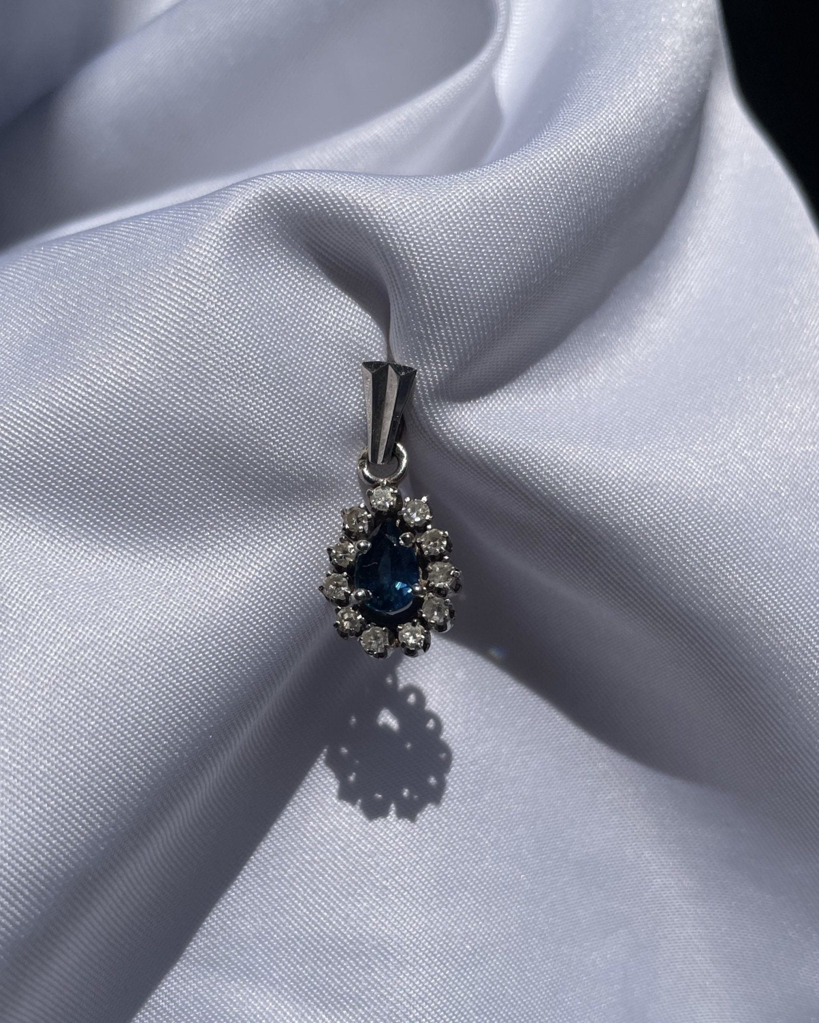 Pendentif Marguerite Saphir &amp; diamants "Eliane" - Elliade Paris