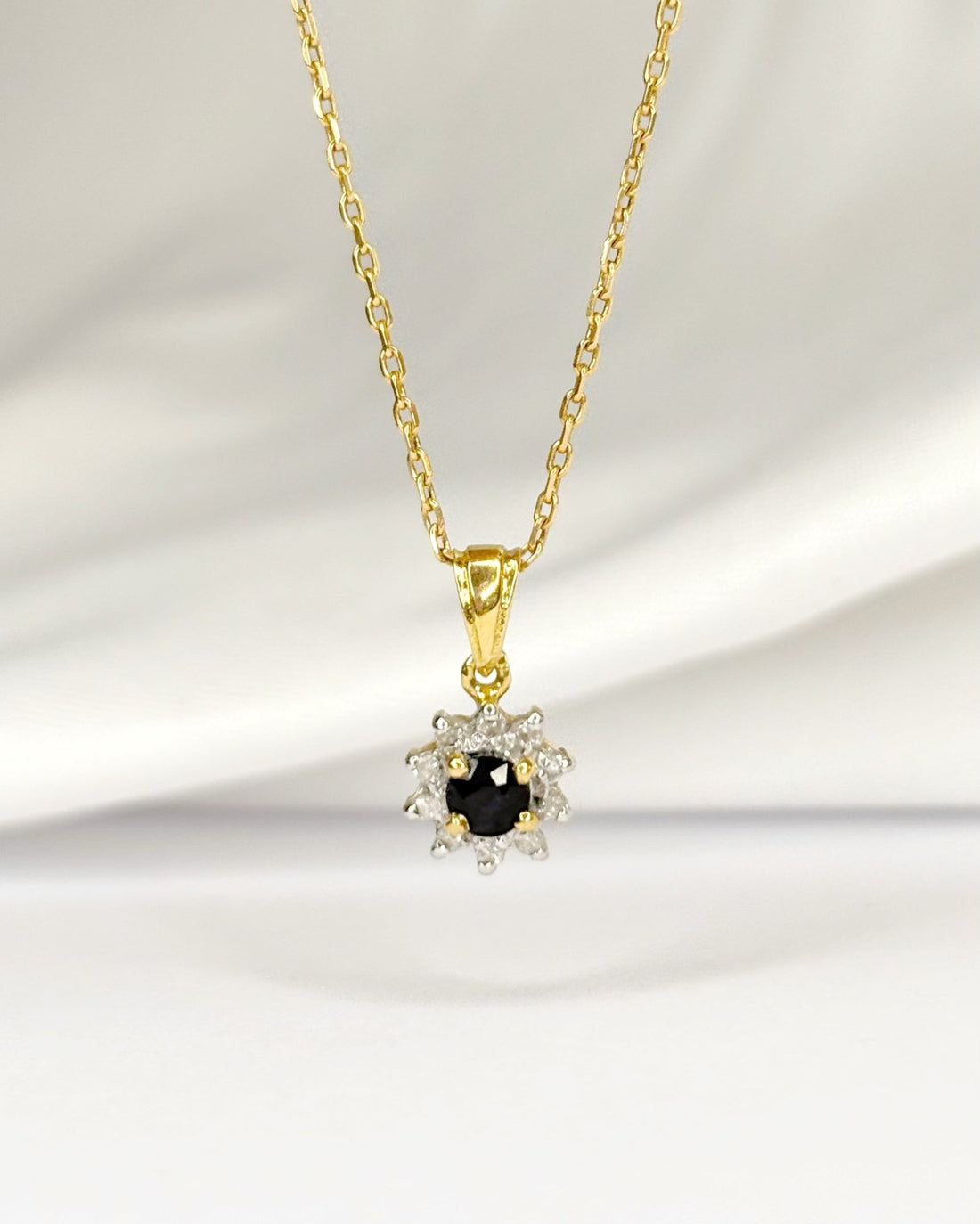 Pendentif Marguerite Saphir &amp; Diamants "Gwen" - Elliade Paris
