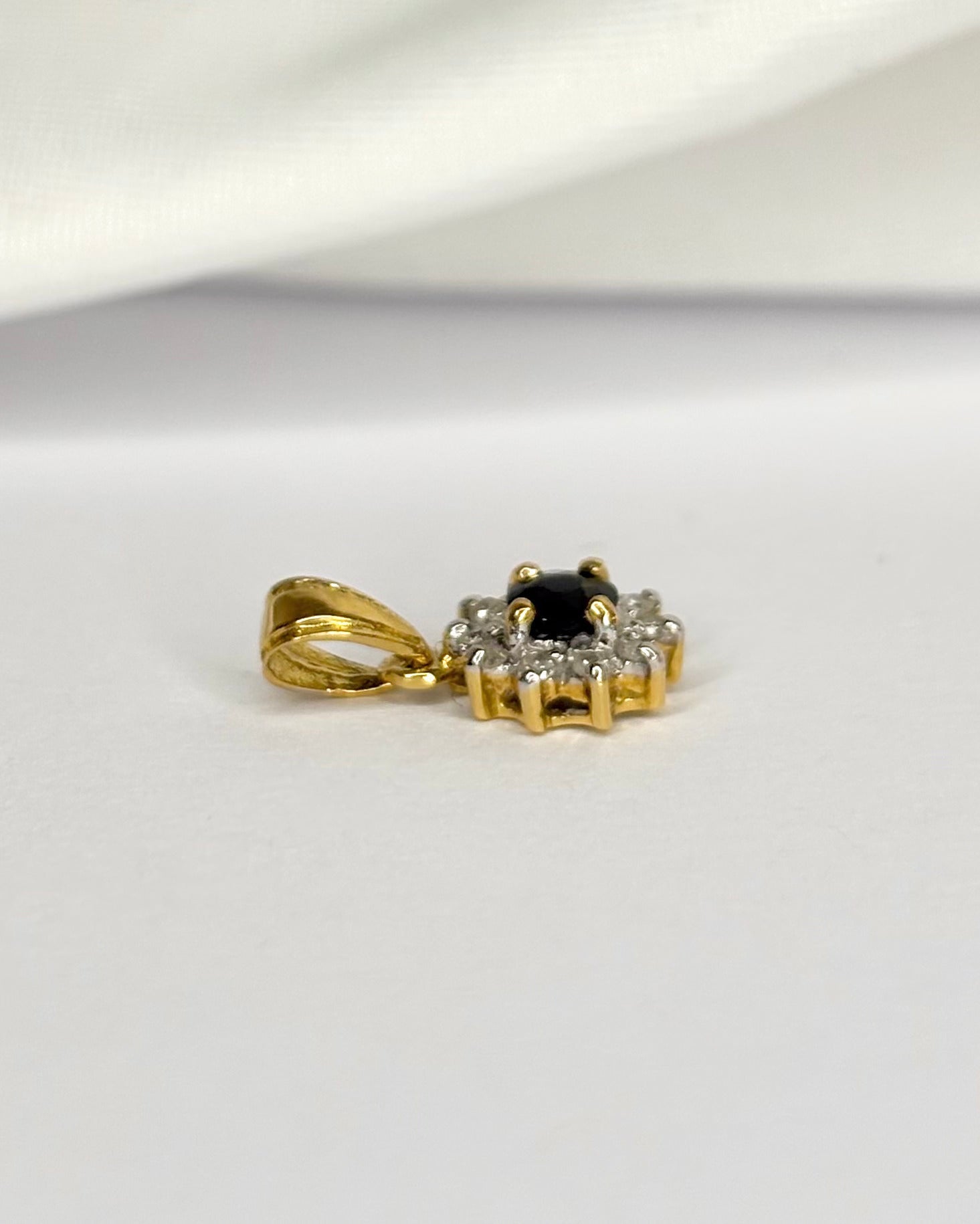 Pendentif Marguerite Saphir &amp; Diamants "Gwen" - Elliade Paris