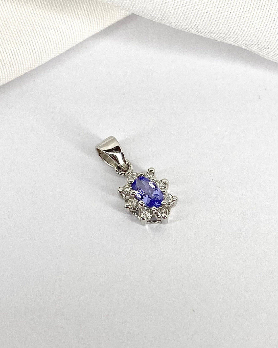 Pendentif Marguerite Tanzanite &amp; 8 Diamants &quot;Léonie&quot; - Elliade Paris