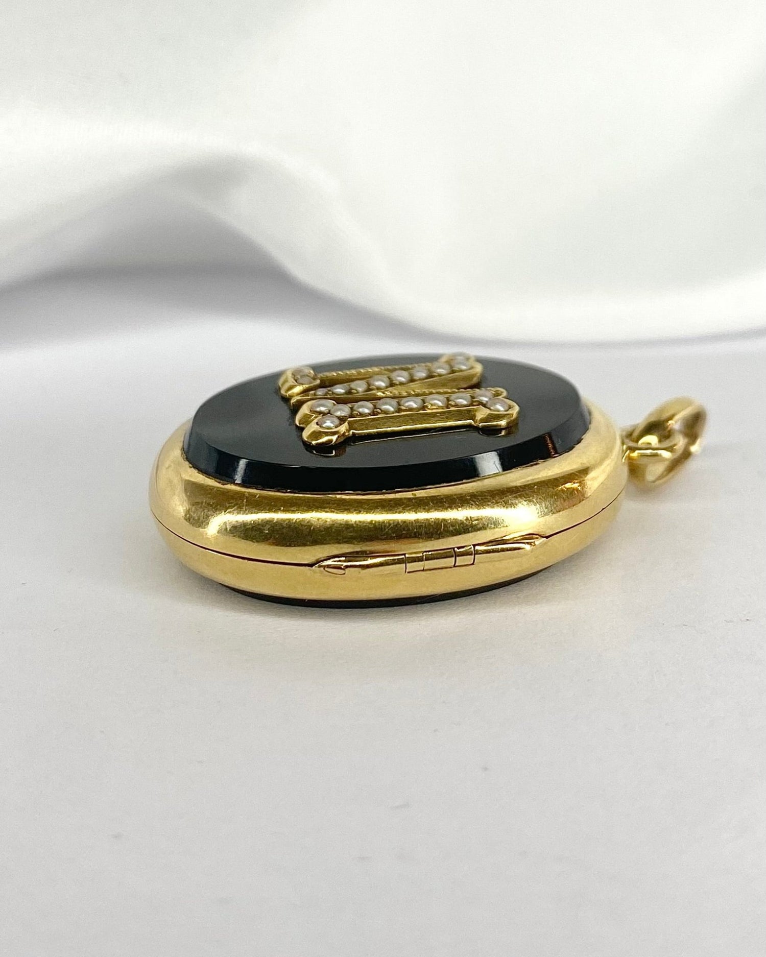Pendentif Médaillon Ouvrant XIXème Onyx, Perles &amp; Or Jaune 10.66g "Mylène" - Elliade Paris