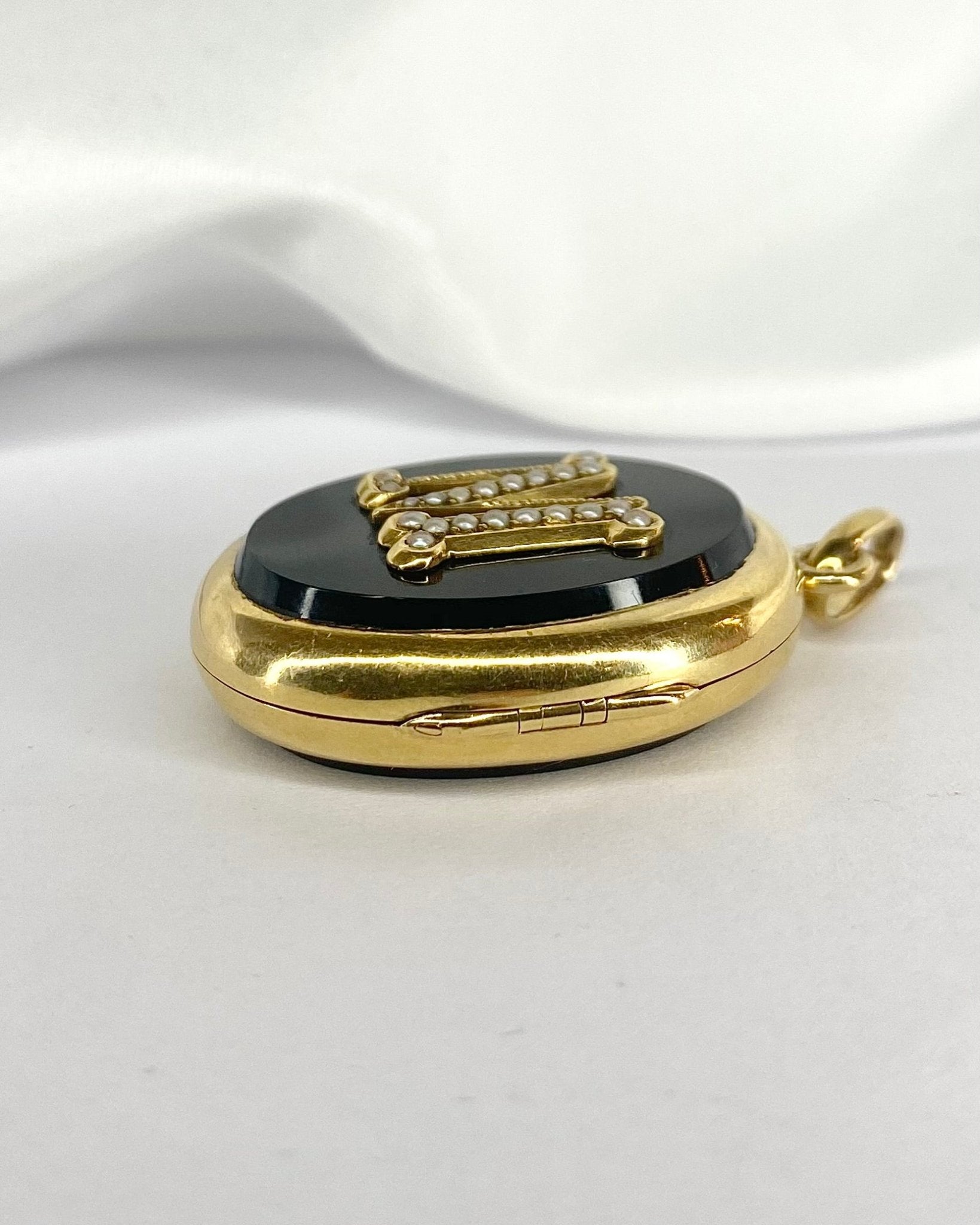 Pendentif Médaillon Ouvrant XIXème Onyx, Perles &amp; Or Jaune 10.66g "Mylène" - Elliade Paris