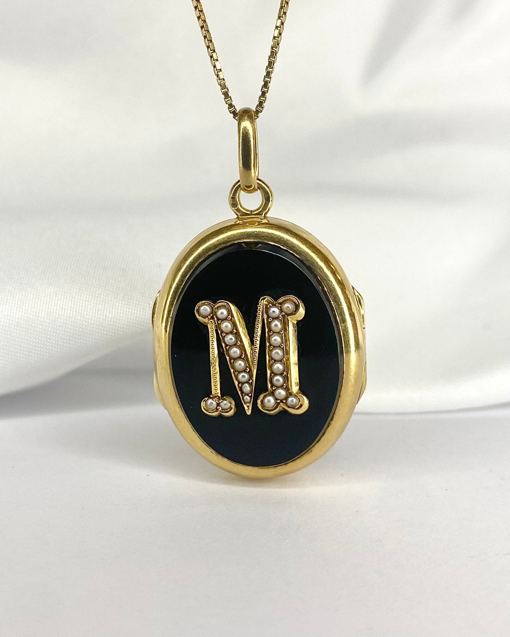 Pendentif Médaillon Ouvrant XIXème Onyx, Perles &amp; Or Jaune 10.66g "Mylène" - Elliade Paris