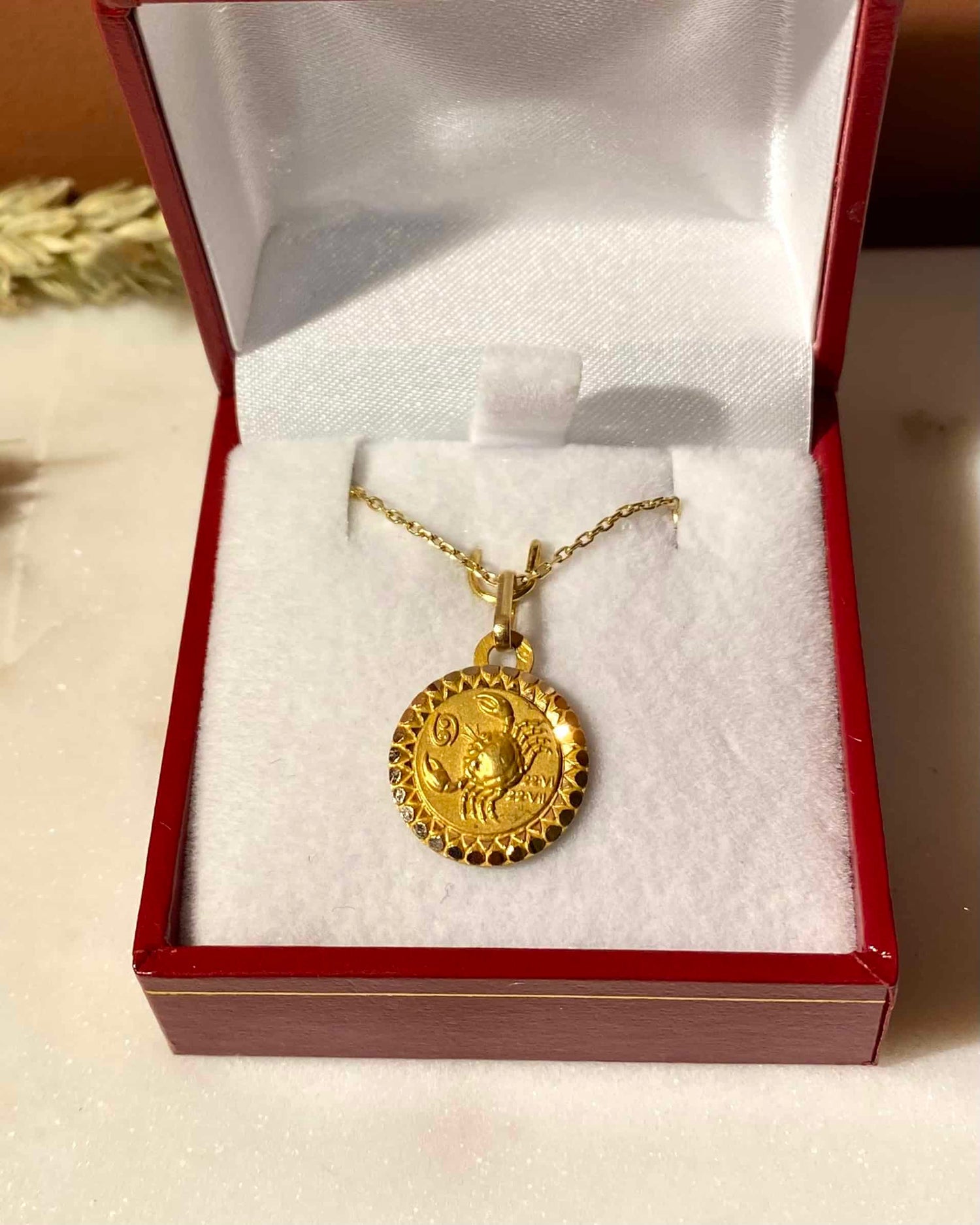 Médaille parchemin en or jaune 18 carats 750/1000 Médaille parchemin en or jaune 18 carats 750/1000