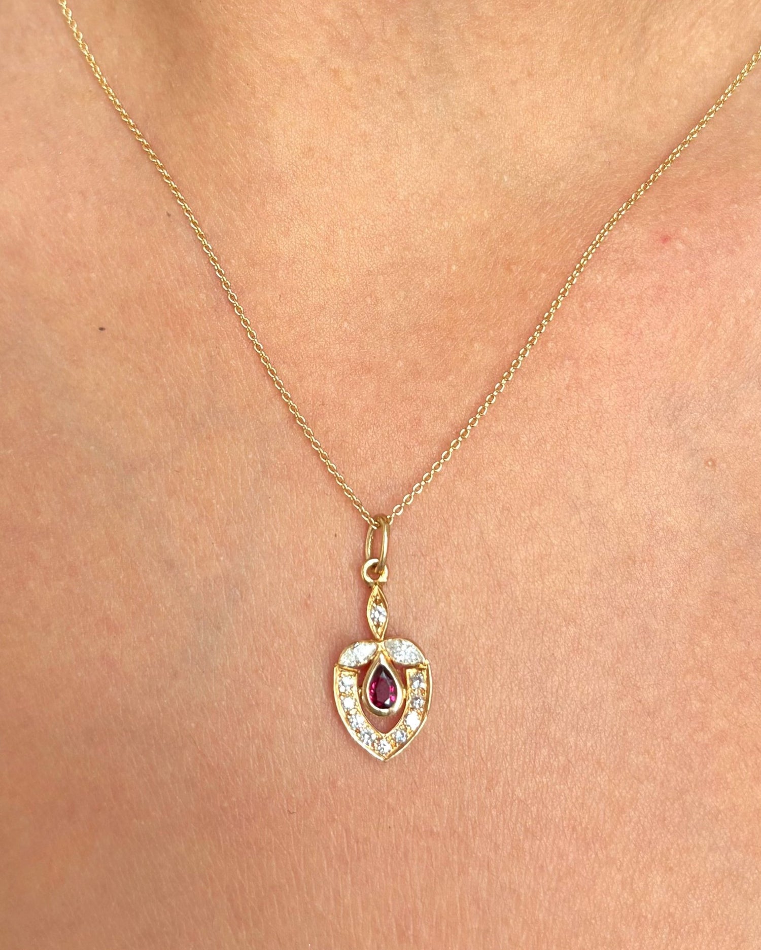 Pendentif Rubis 0.43 carat &amp; Diamants 0.30 carat "Augustine" - Elliade Paris