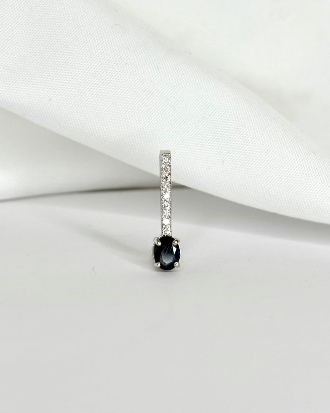 Pendentif Saphir 0.30 carat &amp; 9 Diamants &quot;Maëlle&quot; - Elliade Paris