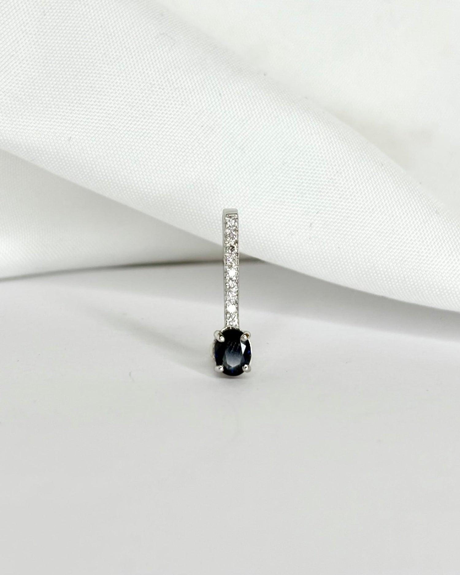 Pendentif Saphir 0.30 carat &amp; 9 Diamants &quot;Maëlle&quot; - Elliade Paris