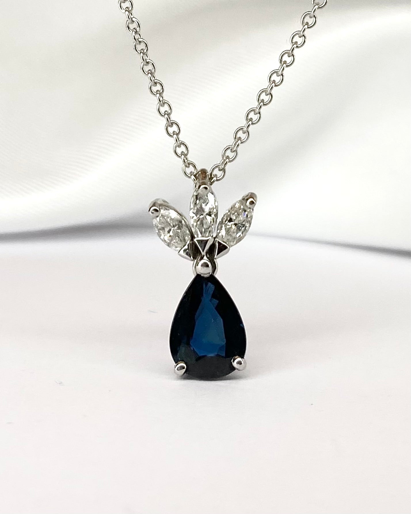 Pendentif Saphir 0.90 carat &amp; Diamants marquise "Oriana" - Elliade Paris