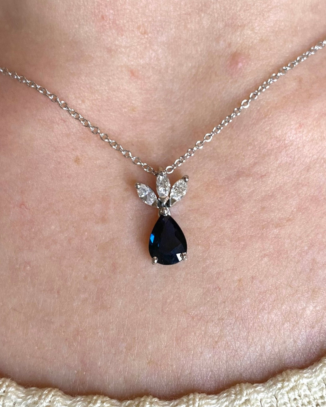 Pendentif Saphir 0.90 carat &amp; Diamants marquise &quot;Oriana&quot; - Elliade Paris