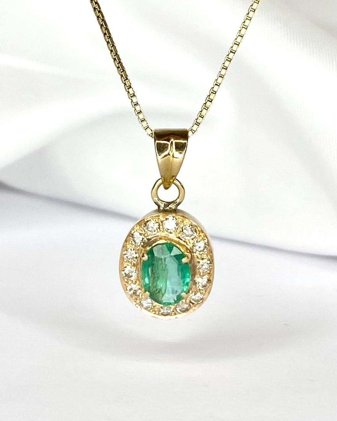 Pendentif Style Art - Déco Émeraude 0.90 carat &amp; Diamants 0.24 carat "Kathline" - Elliade Paris