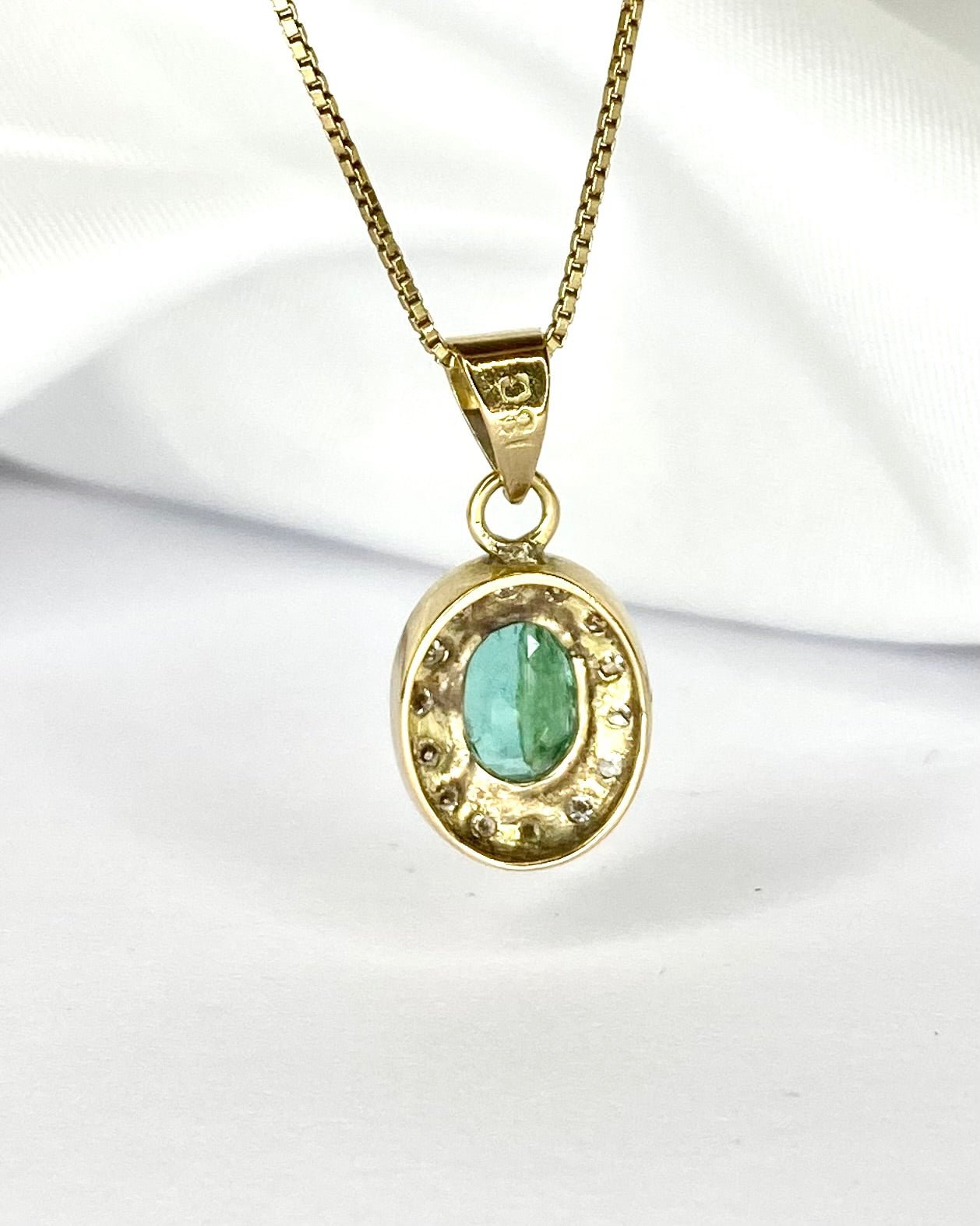 Pendentif Style Art - Déco Émeraude 0.90 carat &amp; Diamants 0.24 carat "Kathline" - Elliade Paris