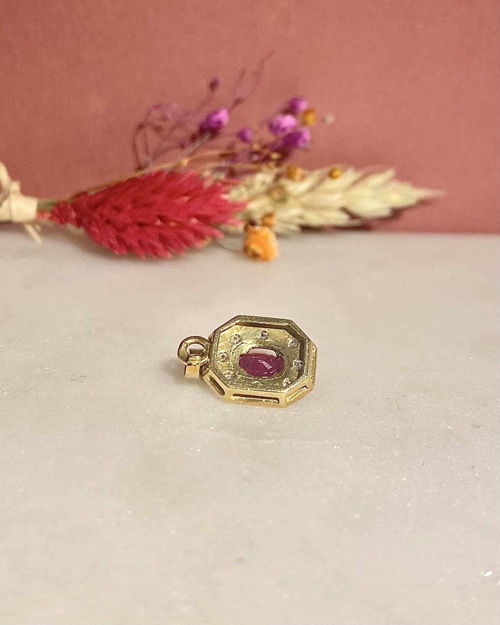 Pendentif Style Art Déco Rubis 0.60 Carat &amp; Diamants "Morgane" - Elliade Paris