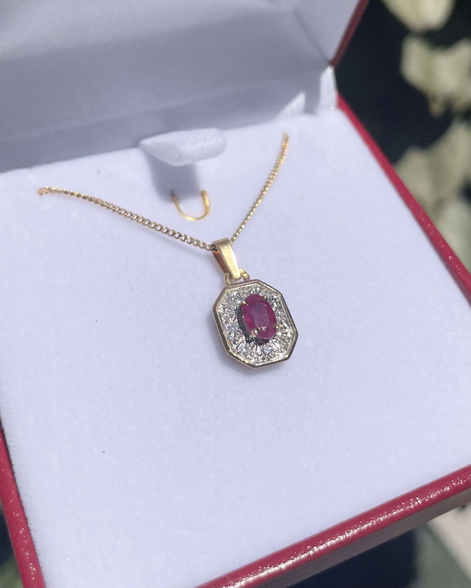 Pendentif Style Art Déco Rubis 0.60 Carat &amp; Diamants &quot;Morgane&quot; - Elliade Paris