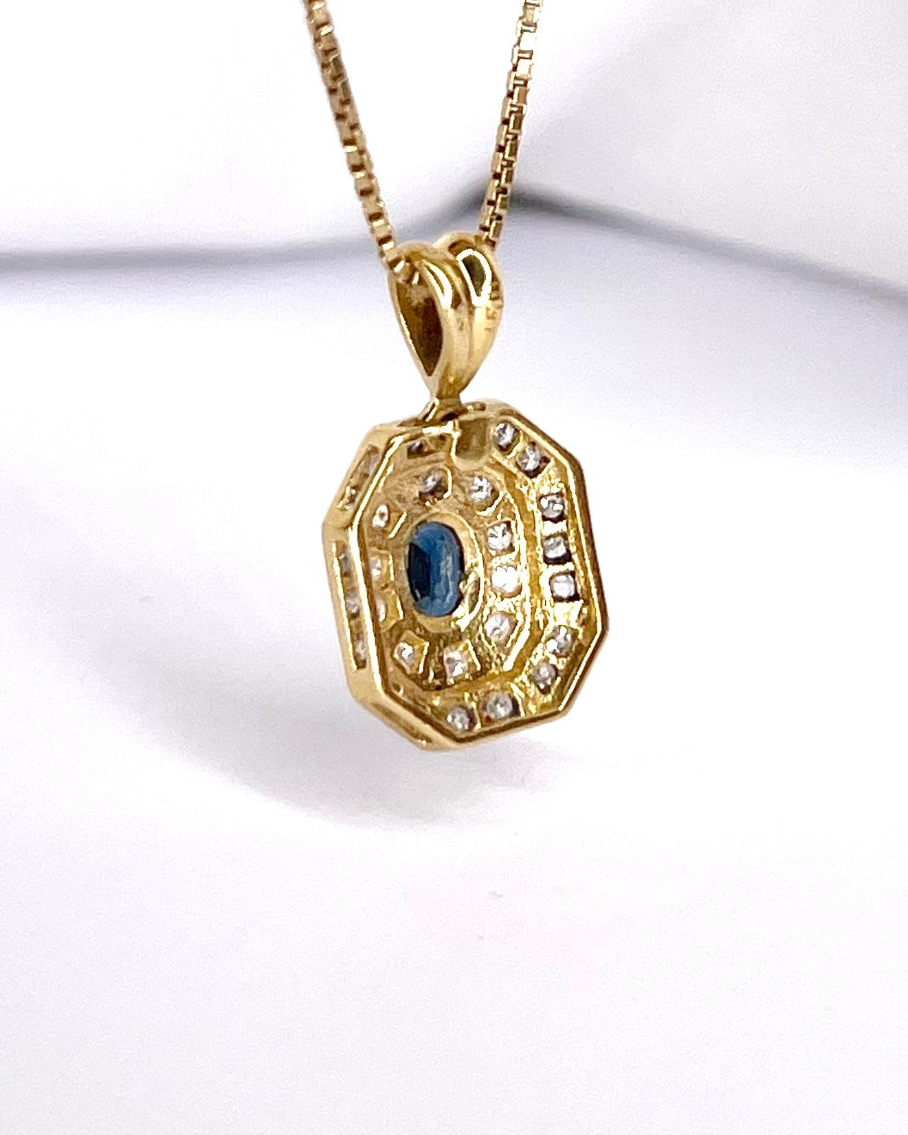 Pendentif Style Art - Déco Saphir 0.42 carat &amp; 28 Diamants "Mélina" - Elliade Paris