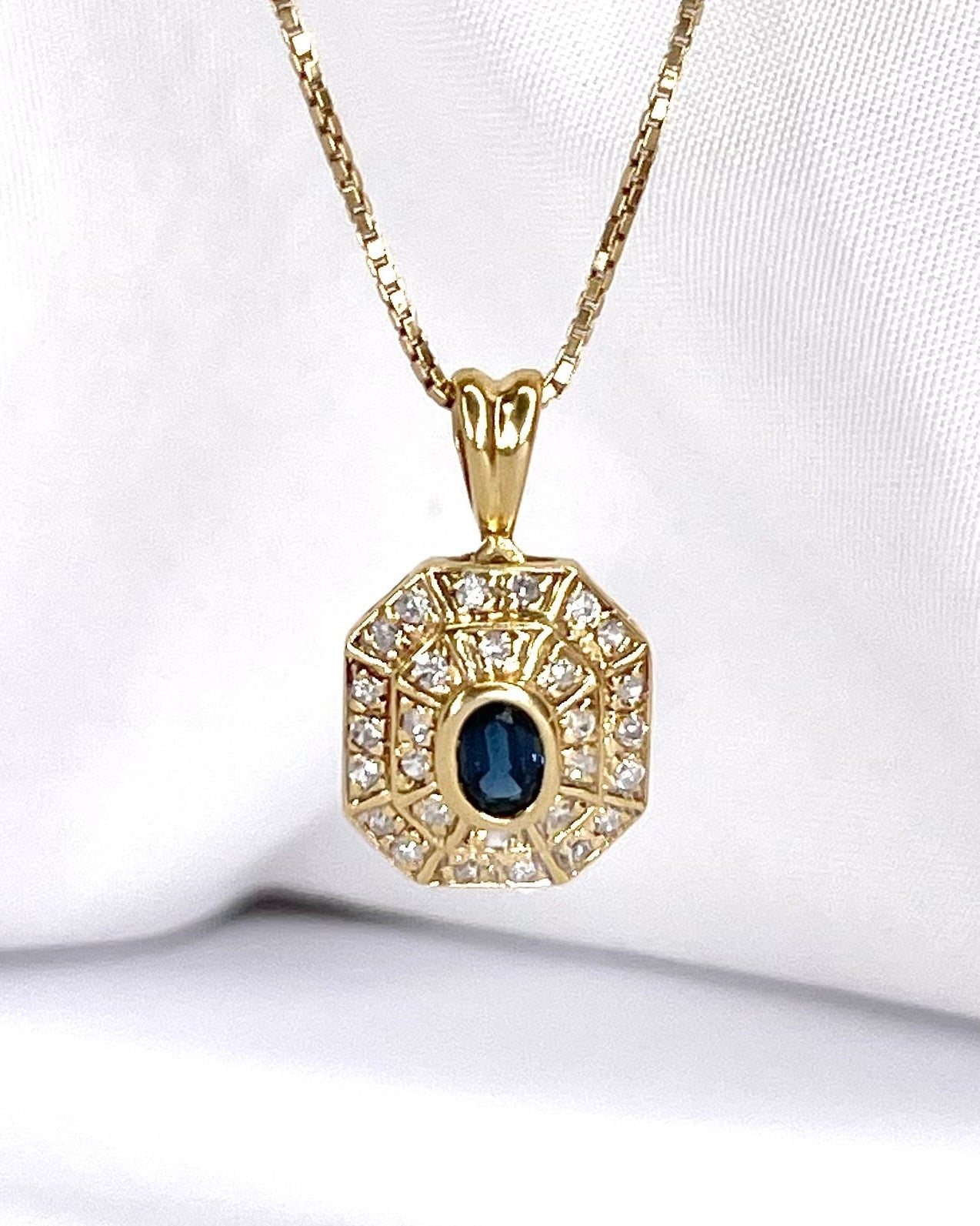 Pendentif Style Art - Déco Saphir 0.42 carat &amp; 28 Diamants "Mélina" - Elliade Paris