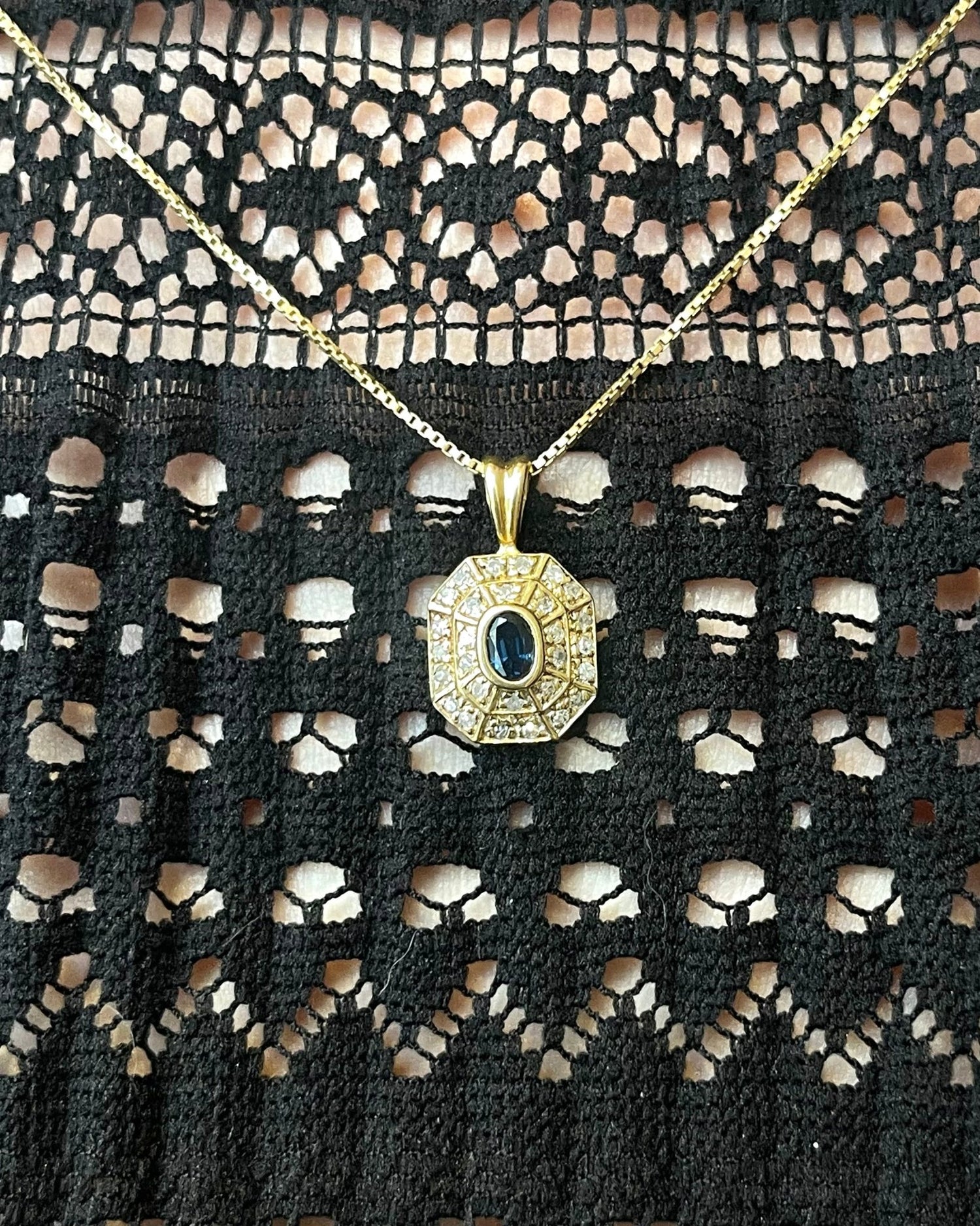 Pendentif Style Art - Déco Saphir 0.42 carat &amp; 28 Diamants "Mélina" - Elliade Paris