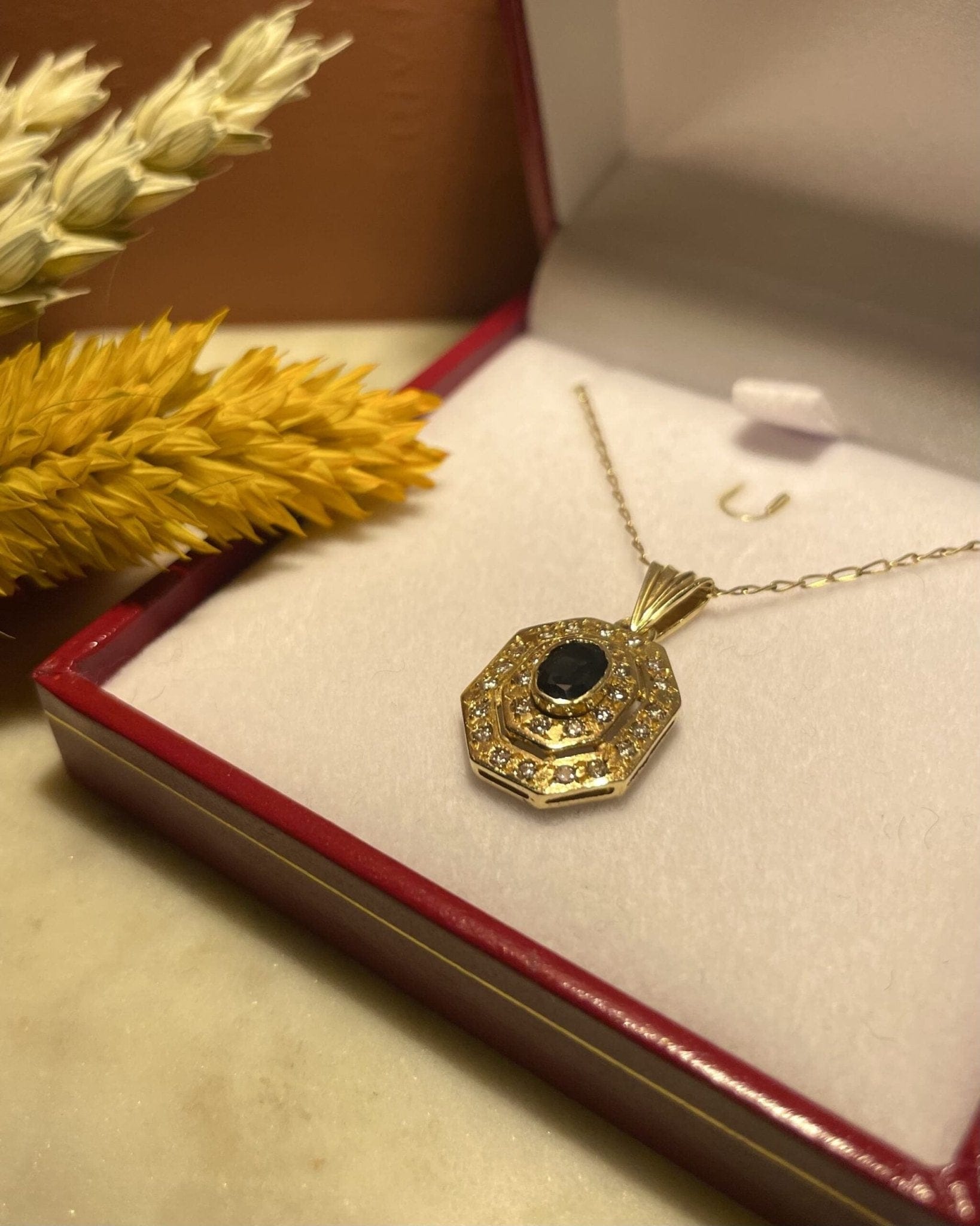 Pendentif style Art - Déco Saphir &amp; 28 Diamants "Ezra" - Elliade Paris