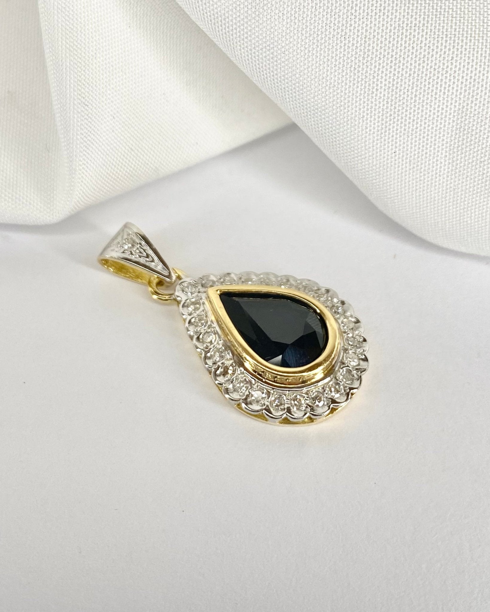 Pendentif Style Art - déco Saphir 3.20 cts &amp; 25 Diamants "Giana" - Elliade Paris
