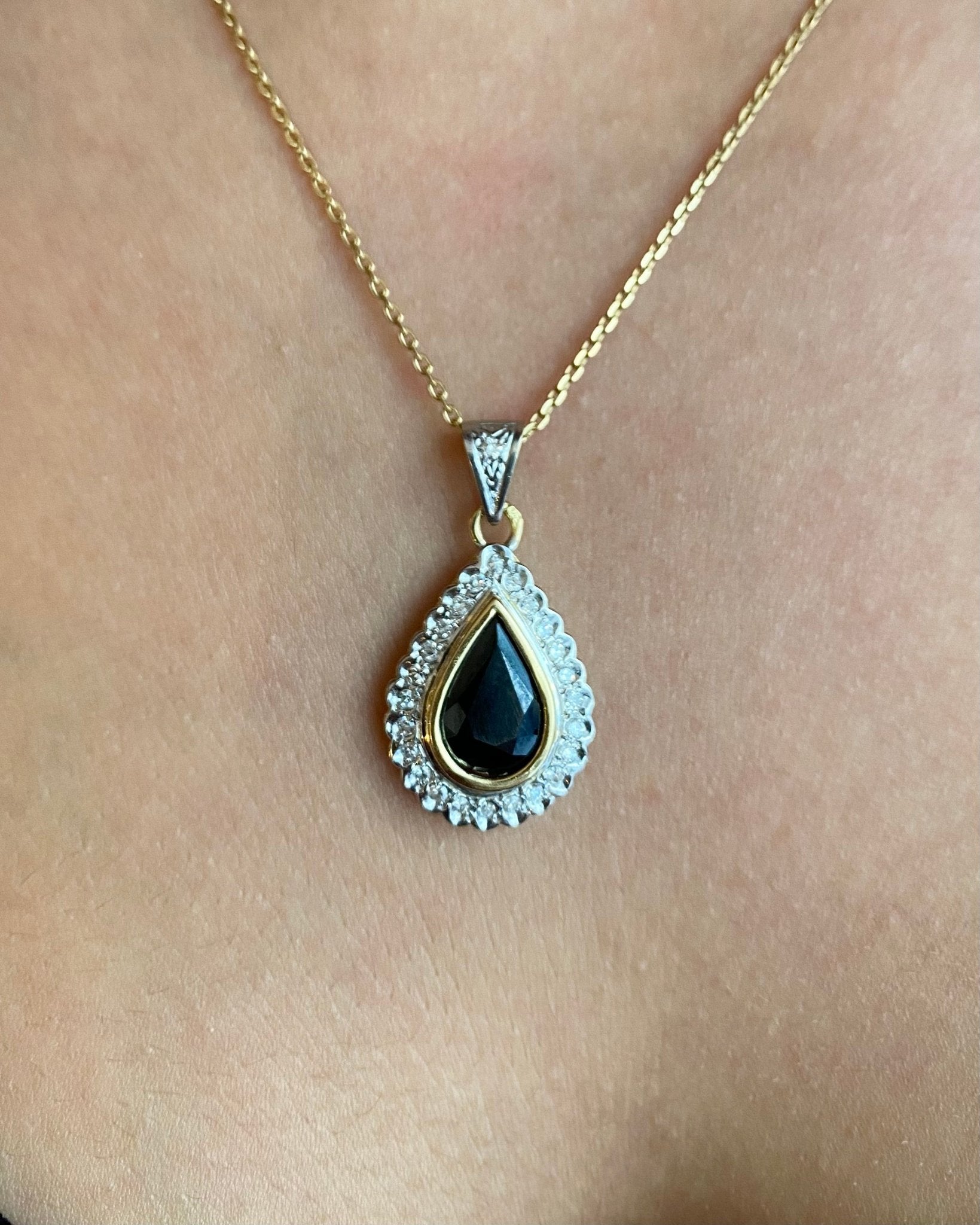 Pendentif Style Art - déco Saphir 3.20 cts &amp; 25 Diamants "Giana" - Elliade Paris