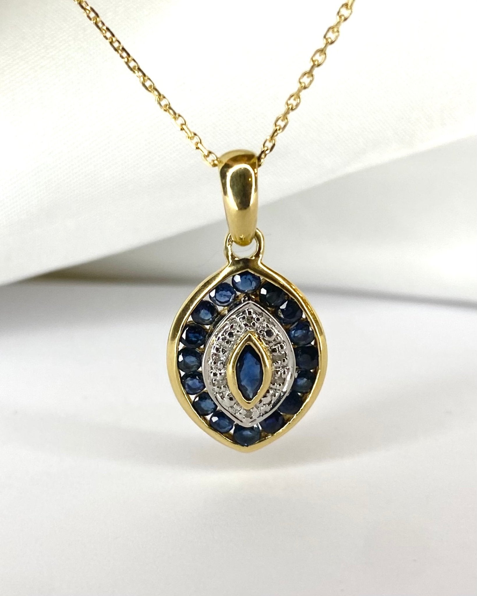 Pendentif Style Art Déco Saphirs 0.42 carat &amp; Diamants "Ninon" - Elliade Paris
