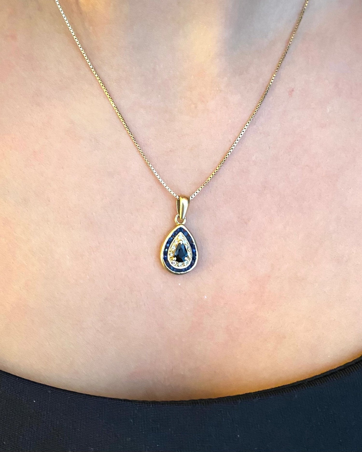 Pendentif Style Art Déco Saphirs 0.91 carat &amp; 10 Diamants &quot;Irène&quot; - Elliade Paris