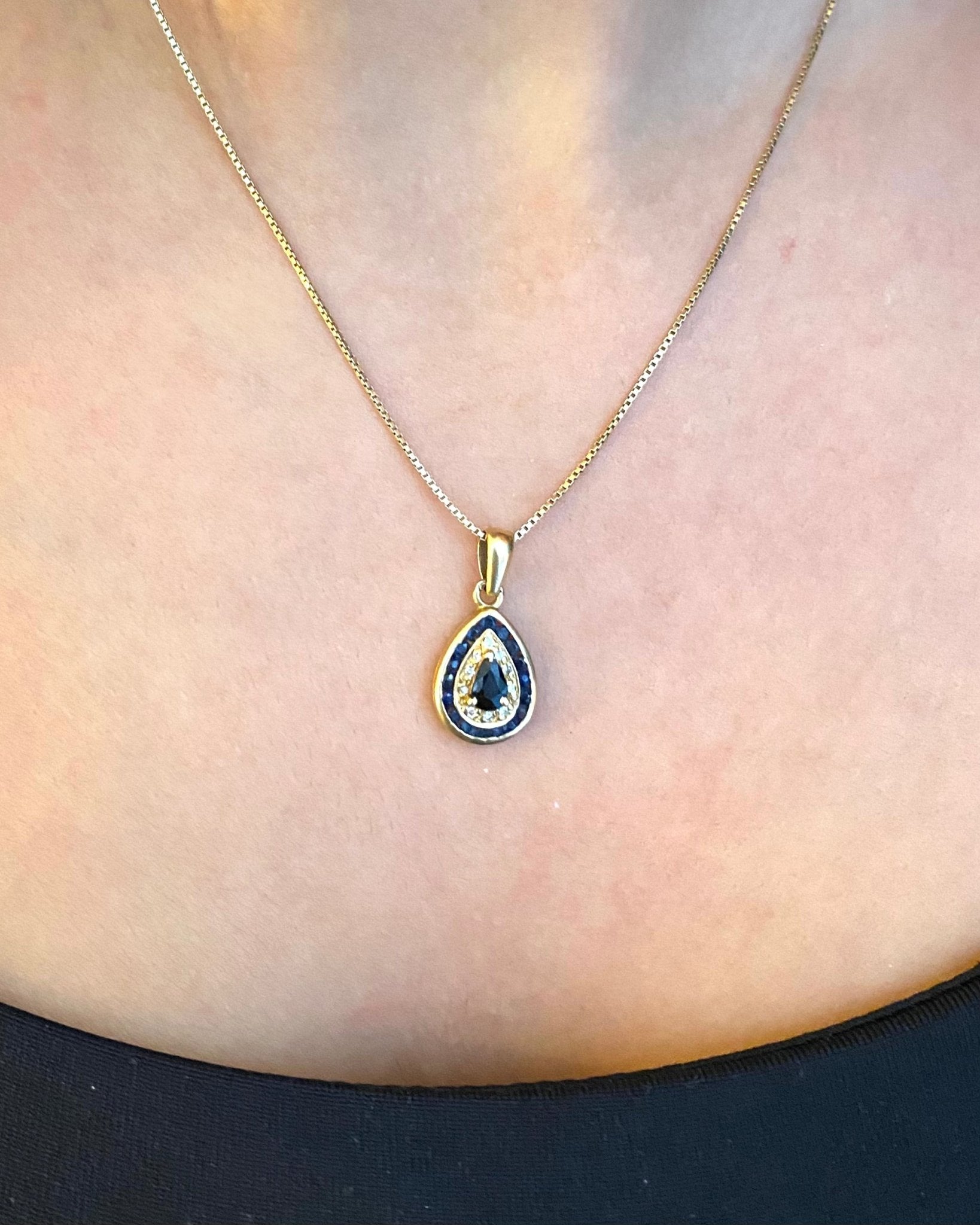 Pendentif Style Art Déco Saphirs 0.91 carat &amp; 10 Diamants &quot;Irène&quot; - Elliade Paris