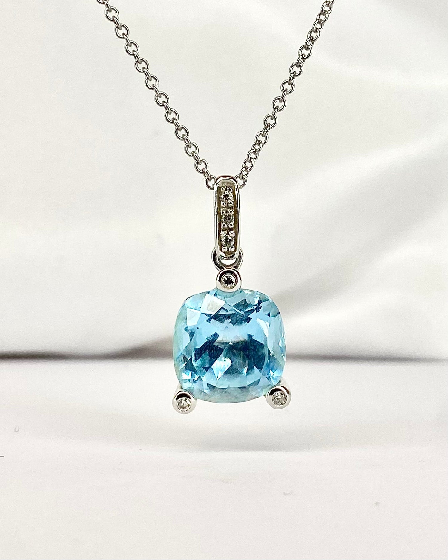 Pendentif Topaze 6.25 carats &amp; 6 Diamants "Sally" - Elliade Paris