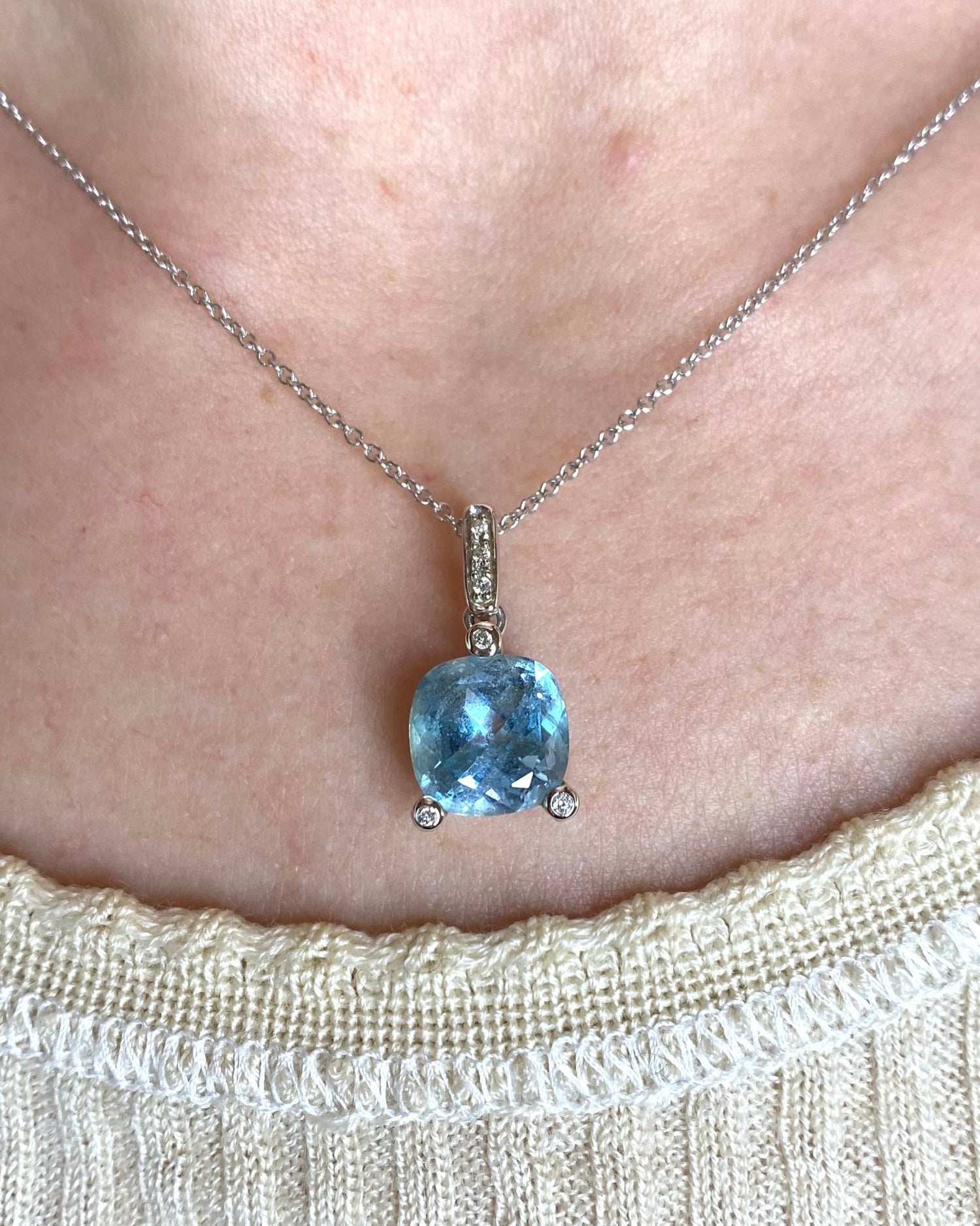 Pendentif Topaze 6.25 carats &amp; 6 Diamants &quot;Sally&quot; - Elliade Paris