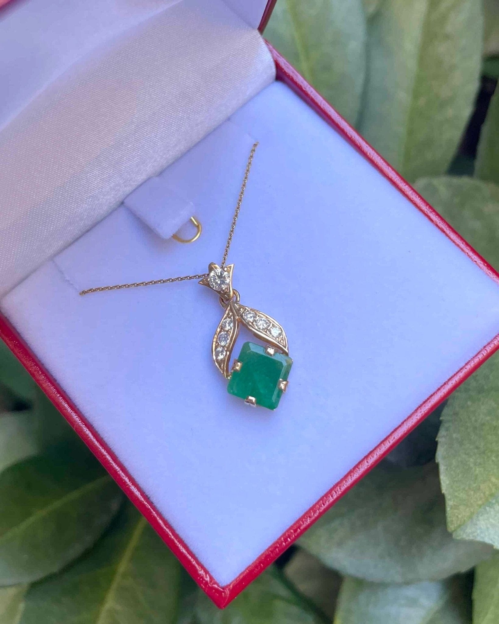 Pendentif Vintage Émeraude 1.70 Carat &amp; Diamants "Azra" - Elliade Paris
