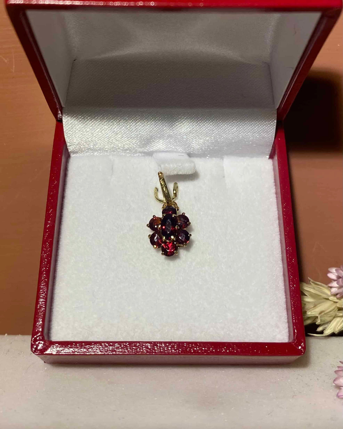 Pendentif Marguerite Vintage Grenat 0.80 carats &quot;Artémisa&quot;